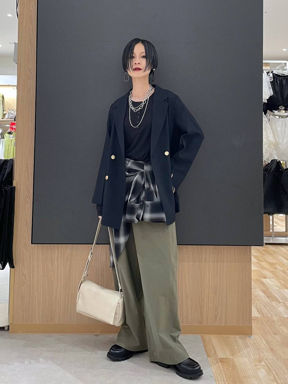 ホワイト系のTシャツ/カットソー、ブラック系のローファー、ブラック系のシャツ/ブラウスを着用したレディースの秋コーディネートの1枚目の写真