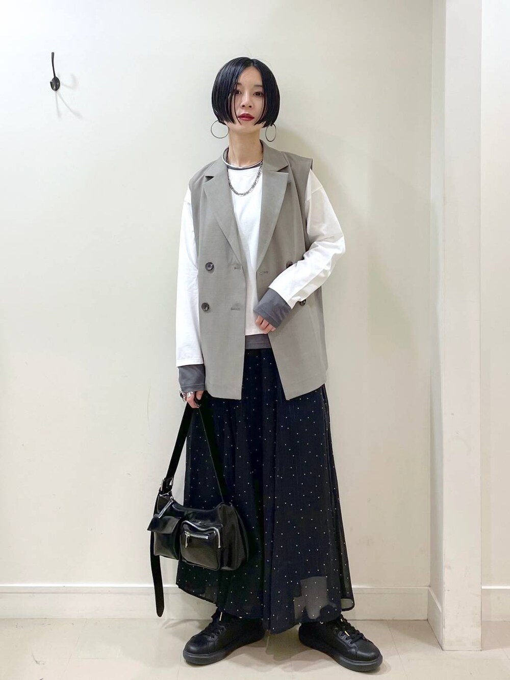 ブラック系のスニーカー、その他のスカート、ホワイト系のTシャツ/カットソーを着用したレディースの春コーディネートの1枚目の写真