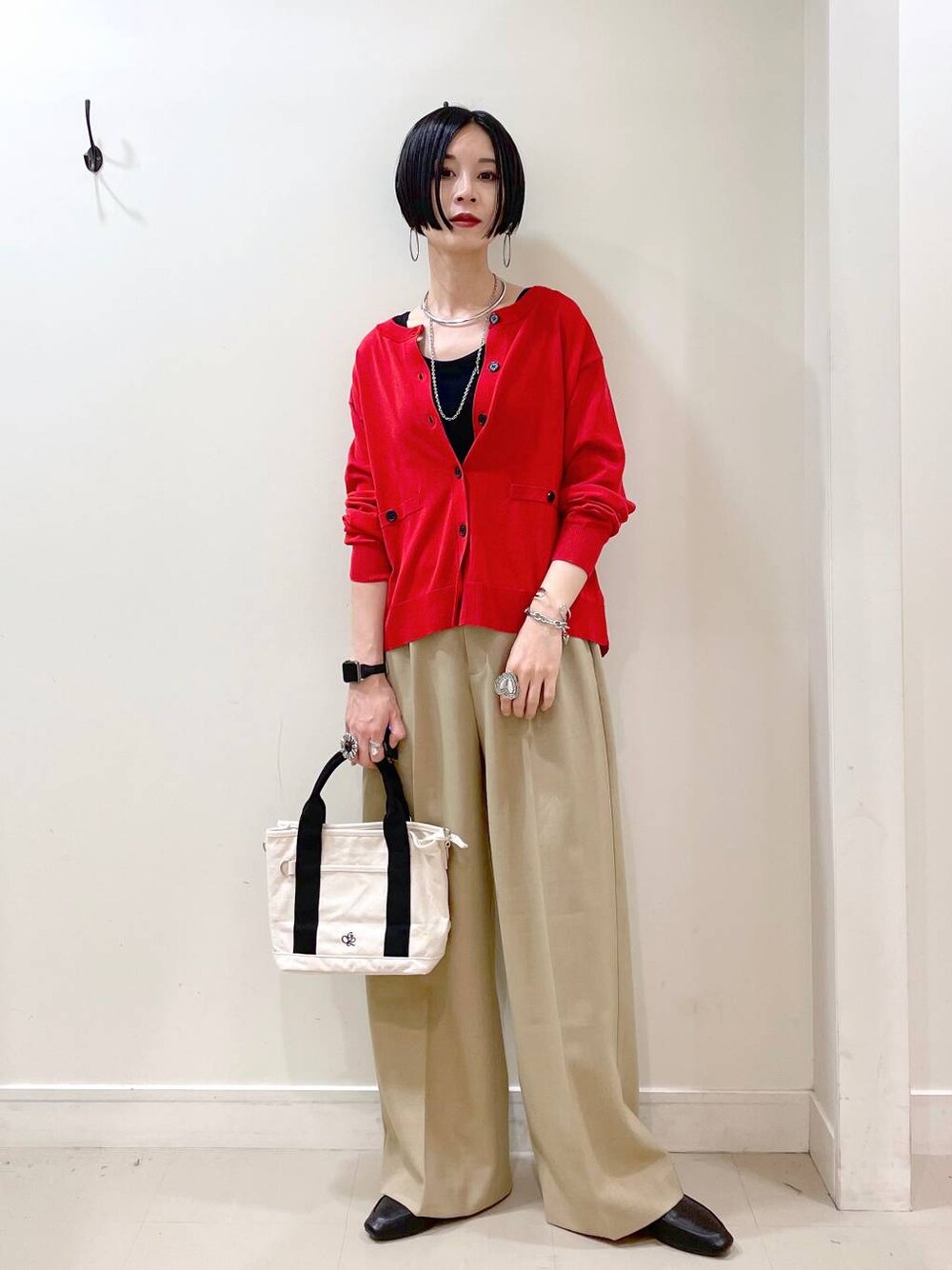 「高見え、若見え、着痩せ・細見え、ママコーデ、楽ちんコーデ、普通_GLOBAL WORK、高身長、体型カバー、GLOBAL WORK、シンプルコーデ、大人カジュアル、カーディガン、タンクトップ、ワイドパンツ、パンツ」｜「GLOBAL WORKのらくっション踏めるバブーシュ/136007（その他シューズ、ブラック系）」を使った、るんるんさん（レディース・168cm）の春コーディネートの1枚目の写真