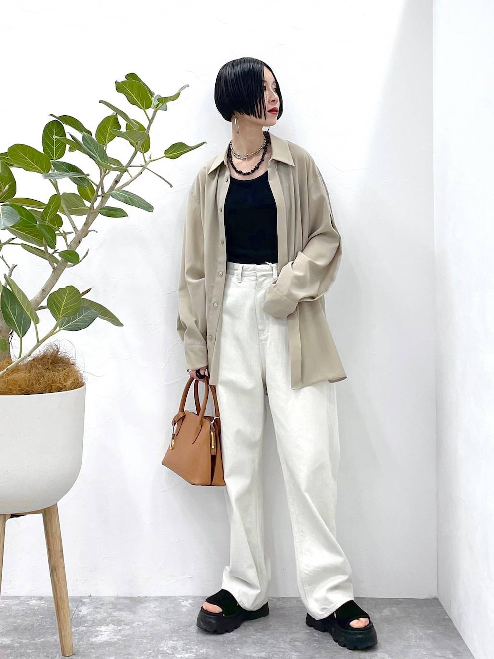 「高見え、若見え、着痩せ・細見え、ママコーデ、楽ちんコーデ、普通_GLOBAL WORK、高身長、体型カバー、GLOBAL WORK、シンプルコーデ、大人カジュアル、STERNBERG、シャツ、タンクトップ、デニムパンツ」｜「GLOBAL WORKのステンレスボールY字ネックレス/106439（ネックレス、シルバー系）」を使った、るんるんさん（レディース・168cm）の夏コーディネートの1枚目の写真