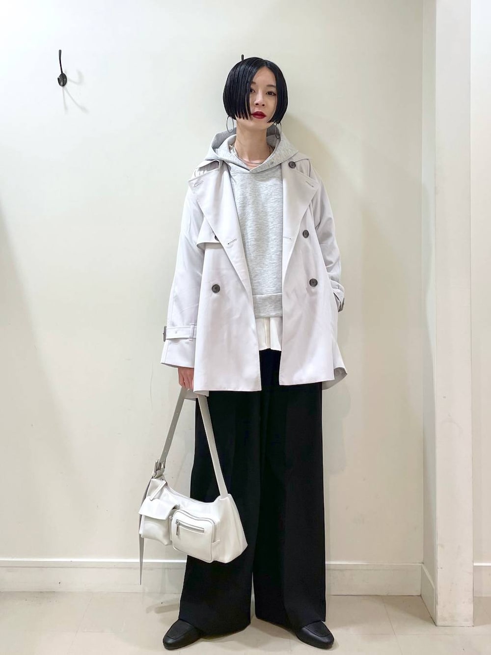 「高見え、若見え、着痩せ・細見え、ママコーデ、普通_GLOBAL WORK、高身長、GLOBAL WORK、トレンチコート、コート、パーカー、スウェット、シャツ、ワイドパンツ、パンツ、パンプス」｜「GLOBAL WORKのサイズ拡大/らくっション撥水2WAYローファー/131468（ローファー、ブラック系）」を使った、るんるんさん（レディース・168cm）の春コーディネートの1枚目の写真