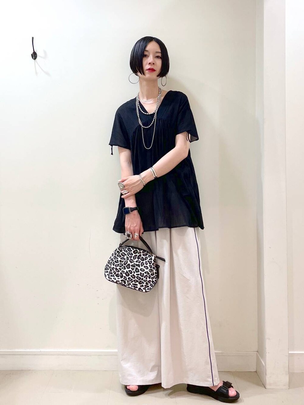 「高見え、若見え、着痩せ・細見え、ママコーデ、楽ちんコーデ、普通_GLOBAL WORK、高身長、体型カバー、GLOBAL WORK、シンプルコーデ、大人カジュアル、ブラウス、ワイドパンツ、パンツ、ネックレス」｜「GLOBAL WORKのスペ軽お財布ショルダー/132336（ショルダーバッグ、その他）」を使った、るんるんさん（レディース・168cm）の夏コーディネートの1枚目の写真