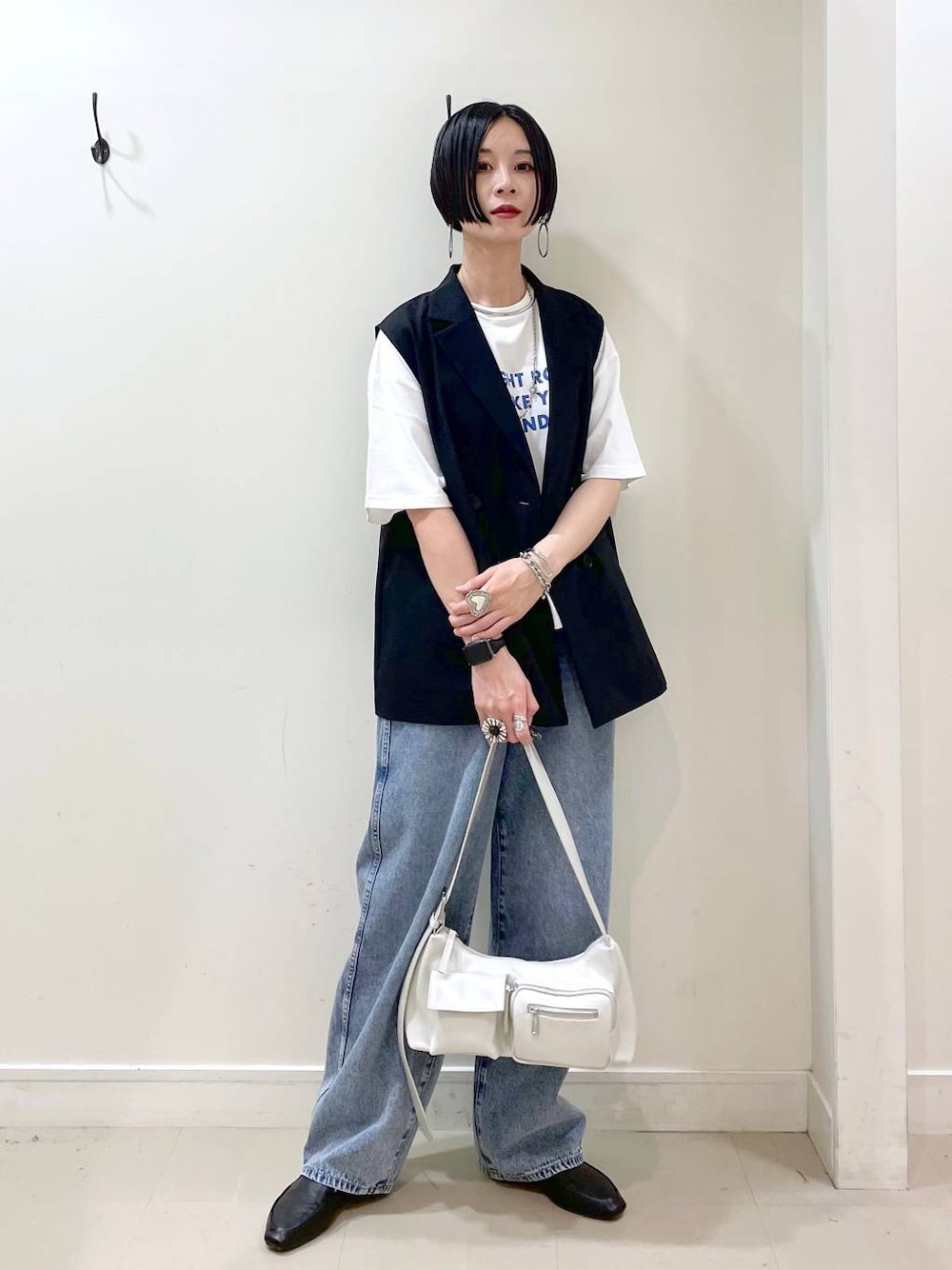 「シンプルコーデ、大人カジュアル、高見え、若見え、着痩せ・細見え、ママコーデ、楽ちんコーデ、普通_GLOBAL WORK、高身長、体型カバー、GLOBAL WORK、ベスト、Tシャツ、デニムパンツ、パンツ」｜「GLOBAL WORKのGOODデニムバギーパンツ/118365（デニムパンツ、ブルー系）」を使った、るんるんさん（レディース・168cm）の春コーディネートの1枚目の写真