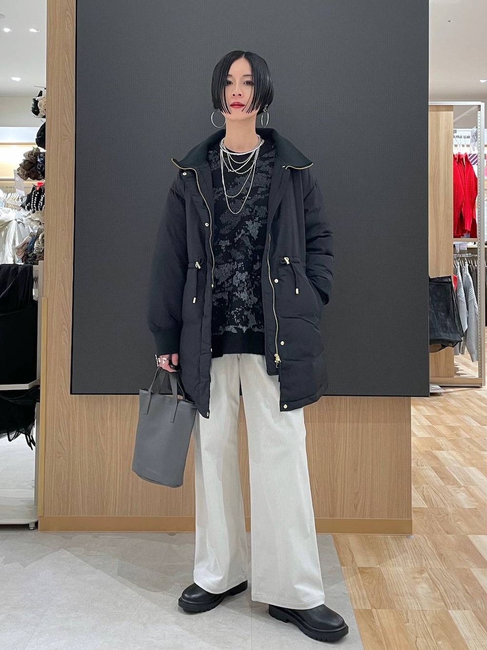 ブラック系のダウンジャケット/コート、グレー系のその他パンツ、ブラック系のブーツを着用したレディースの冬コーディネートの1枚目の写真