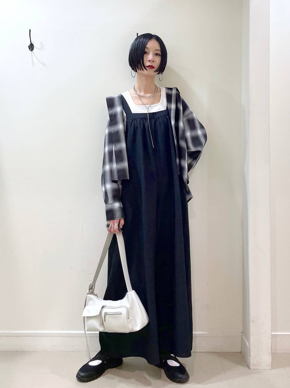 「高見え、若見え、着痩せ・細見え、ママコーデ、楽ちんコーデ、普通_GLOBAL WORK、高身長、体型カバー、GLOBAL WORK、シンプルコーデ、大人カジュアル、シャツ、サロペット、タンクトップ、パンツ」｜「GLOBAL WORKのエアかるクッションベルトスニーカー/102313（スニーカー、ブラック系）」を使った、るんるんさん（レディース・168cm）の春コーディネートの1枚目の写真