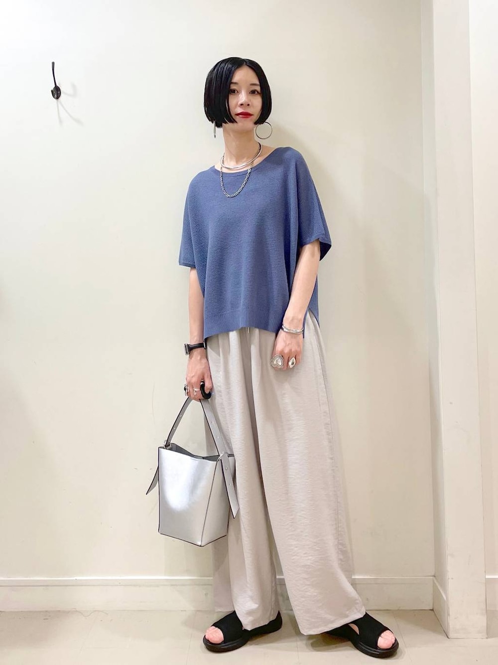 「高見え、若見え、着痩せ・細見え、ママコーデ、楽ちんコーデ、普通_GLOBAL WORK、高身長、体型カバー、GLOBAL WORK、シンプルコーデ、大人カジュアル、ワイドパンツ、パンツ、サンダル、ショルダーバッグ」｜「GLOBAL WORKのスペ軽5WAYショルダー/253022（ショルダーバッグ、シルバー系）」を使った、るんるんさん（レディース・168cm）の春コーディネートの1枚目の写真