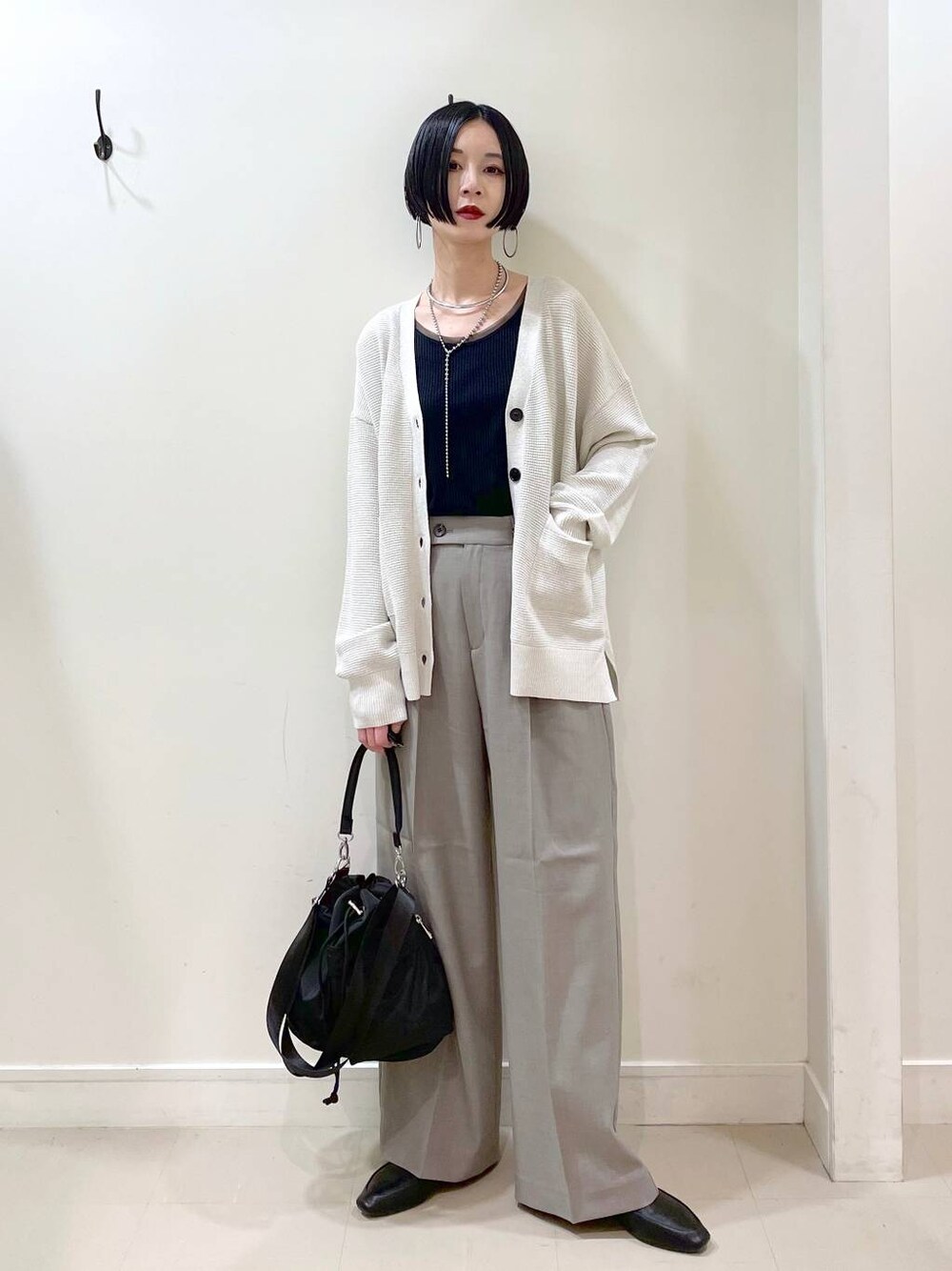 「高見え、若見え、着痩せ・細見え、ママコーデ、高身長、カーディガン、タンクトップ、ワイドパンツ、パンツ、春コーデ、ショルダーバッグ、バッグ、ネックレス、体型カバー、GLOBAL WORK」｜「GLOBAL WORKのステンレスボールY字ネックレス/106439（ネックレス、シルバー系）」を使った、るんるんさん（レディース・168cm）の春コーディネートの1枚目の写真