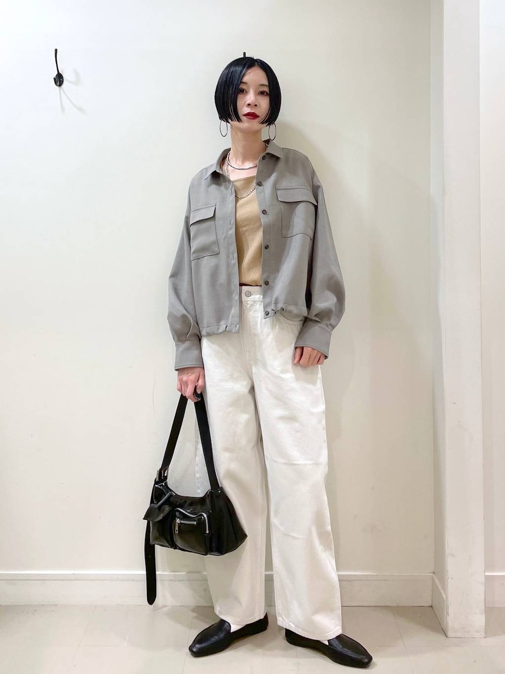 「シャツ、タンクトップ、パンツ、GOOD DENIM_GLOBAL WORK、デニムパンツ、ネックレス、ショルダーバッグ、バッグ、春コーデ、高見え、若見え、着痩せ・細見え、ママコーデ、楽ちんコーデ、普通_GLOBAL WORK」｜「GLOBAL WORKのらくっション踏めるバブーシュ/136007（その他シューズ、ブラック系）」を使った、るんるんさん（レディース・168cm）の春コーディネートの1枚目の写真