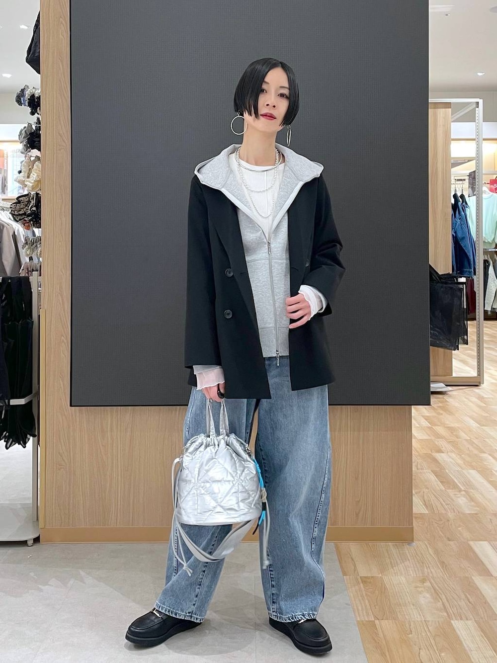 ブラック系のローファー、シルバー系のハンドバッグ、ホワイト系のTシャツ/カットソーを着用したレディースの冬コーディネートの1枚目の写真