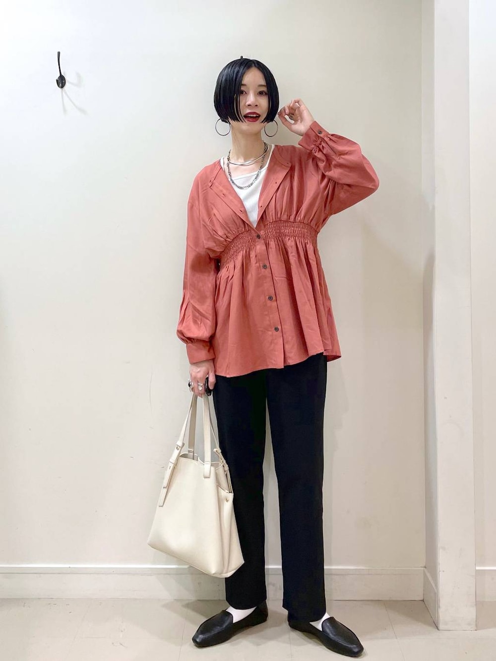 「高見え、若見え、着痩せ・細見え、ママコーデ、楽ちんコーデ、普通_GLOBAL WORK、高身長、体型カバー、GLOBAL WORK、シンプルコーデ、ブラウス、テーパードパンツ、パンツ、ネックレス、バッグ」｜「GLOBAL WORKのウツクシルエットテーパードパンツ/133595（その他パンツ、ブラック系）」を使った、るんるんさん（レディース・168cm）の春コーディネートの1枚目の写真