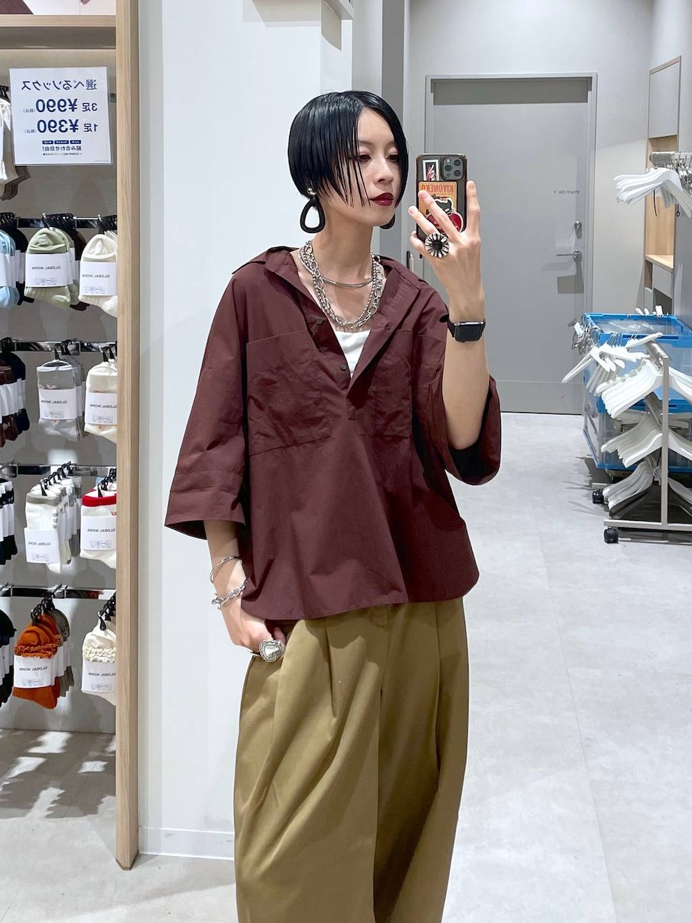 ブラウン系のローファー、レッド系のシャツ/ブラウス、ブラウン系のその他パンツを着用したレディースの秋コーディネートの1枚目の写真