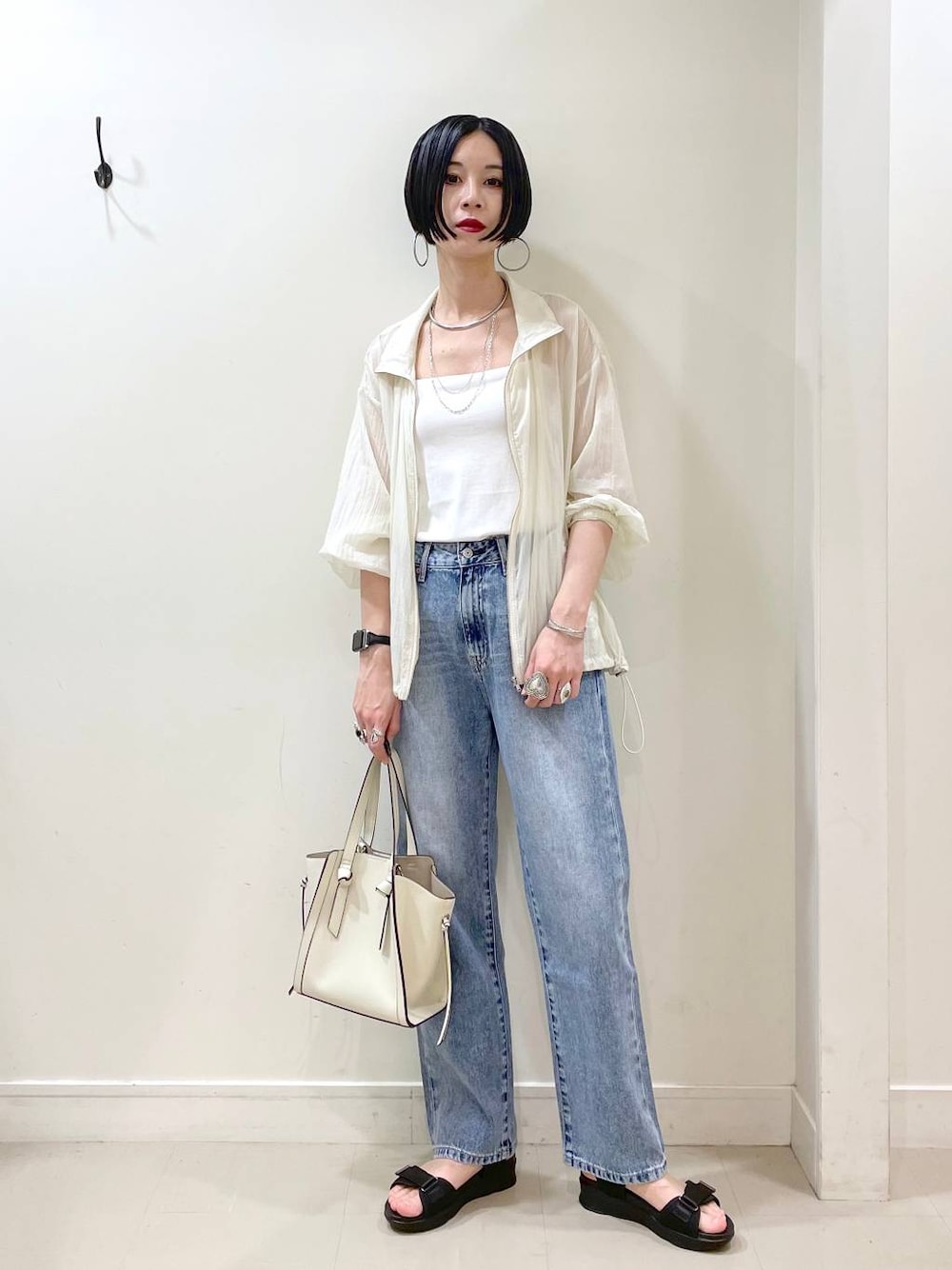 「ネックレス、ブルゾン、シアートップス、キャミソール、カップ付きインナー、デニムパンツ、パンツ、春コーデ、夏コーデ、高見え、若見え、着痩せ・細見え、ママコーデ、楽ちんコーデ、普通_GLOBAL WORK」｜「GLOBAL WORKのGOODデニムストレートパンツ/209645（デニムパンツ、ブルー系）」を使った、るんるんさん（レディース・168cm）の春コーディネートの1枚目の写真