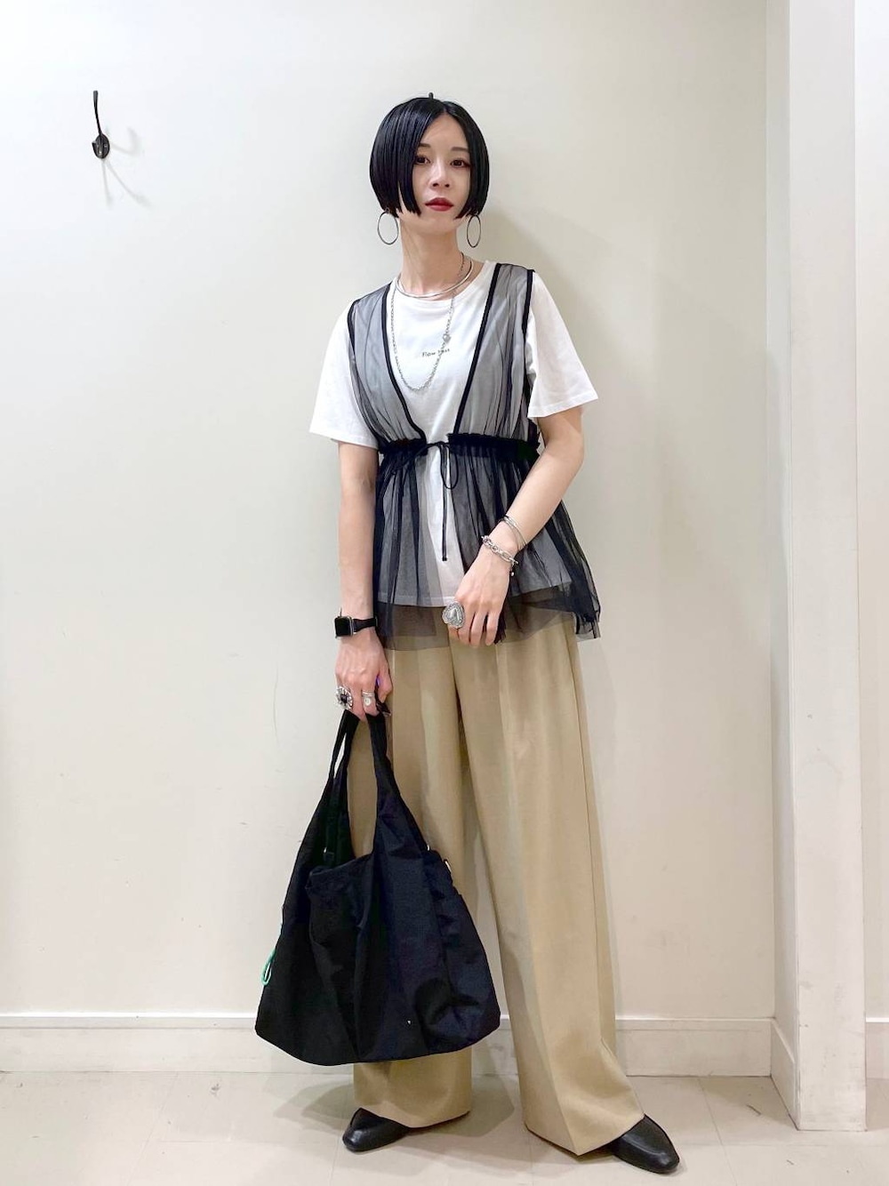 「高見え、若見え、着痩せ・細見え、ママコーデ、楽ちんコーデ、普通_GLOBAL WORK、高身長、体型カバー、GLOBAL WORK、シンプルコーデ、大人カジュアル、Tシャツ、パンツ、ワイドパンツ、ネックレス」｜「GLOBAL WORKのらくっション踏めるバブーシュ/136007（その他シューズ、ブラック系）」を使った、るんるんさん（レディース・168cm）の春コーディネートの1枚目の写真