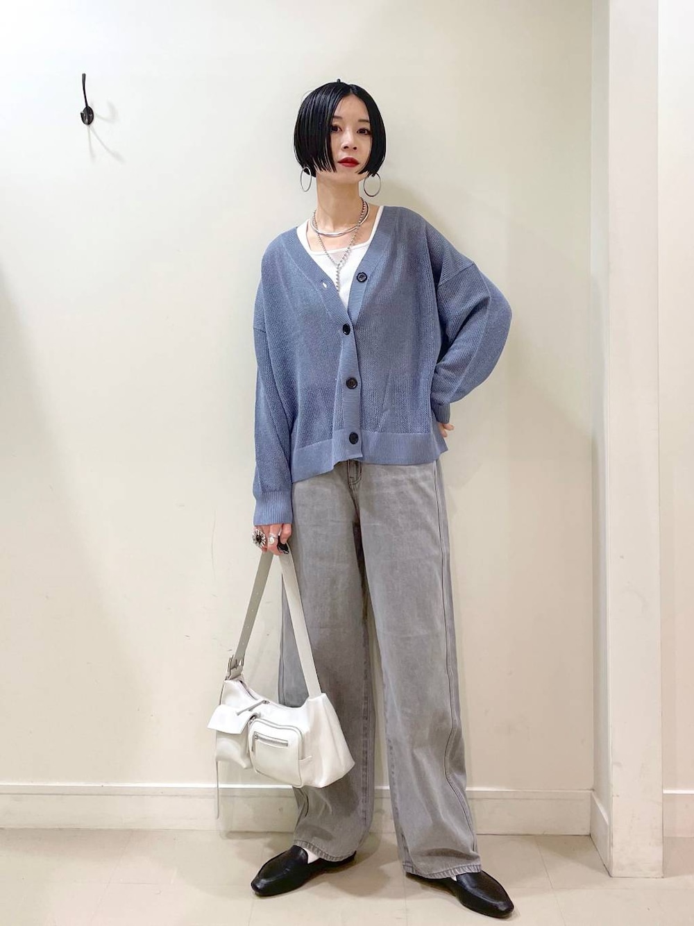 「高見え、若見え、着痩せ・細見え、ママコーデ、楽ちんコーデ、普通_GLOBAL WORK、高身長、体型カバー、GLOBAL WORK、シンプルコーデ、カーディガン、タンクトップ、デニムパンツ、パンツ、ワイドパンツ」｜「GLOBAL WORKのステンレスボールY字ネックレス/106439（ネックレス、シルバー系）」を使った、るんるんさん（レディース・168cm）の春コーディネートの1枚目の写真