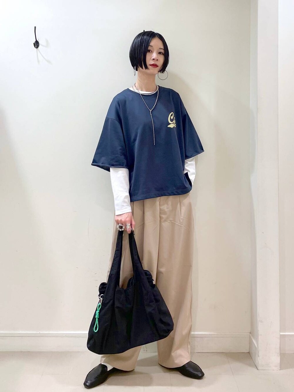 「高見え、大人カジュアル、若見え、着痩せ・細見え、ママコーデ、楽ちんコーデ、普通_GLOBAL WORK、高身長、体型カバー、GLOBAL WORK、シンプルコーデ、スウェット、Tシャツ、ロンT、ワイドパンツ」｜「GLOBAL WORKのステンレスボールY字ネックレス/106439（ネックレス、シルバー系）」を使った、るんるんさん（レディース・168cm）の春コーディネートの1枚目の写真