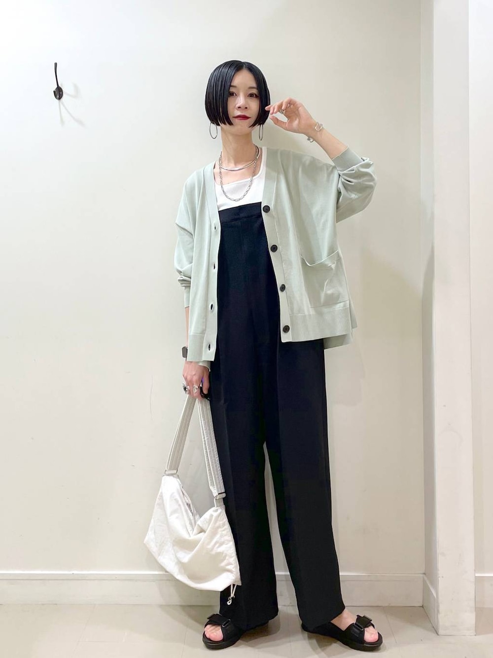 「高見え、若見え、着痩せ・細見え、ママコーデ、楽ちんコーデ、普通_GLOBAL WORK、高身長、体型カバー、GLOBAL WORK、シンプルコーデ、大人カジュアル、カーディガン、サロペット、ワイドパンツ、パンツ」｜「GLOBAL WORKのスッキレイさらさらVネックカーディガン長袖/288073（カーディガン/ボレロ、グリーン系）」を使った、るんるんさん（レディース・168cm）の春コーディネートの1枚目の写真
