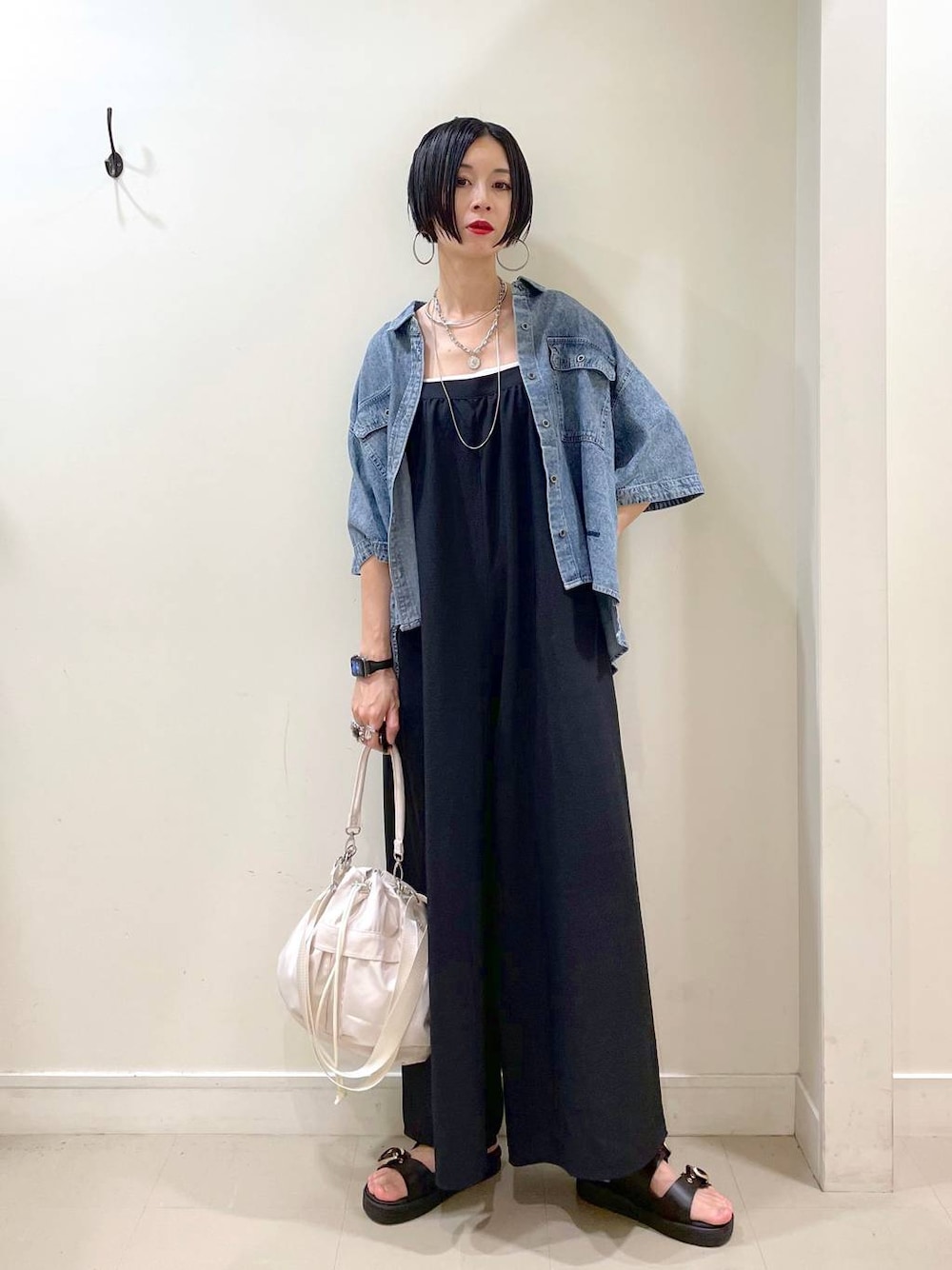「シャツ、キャミソール、カップ付きインナー、サロペット、デニムシャツ、夏コーデ、サンダル、ショルダーバッグ、高見え、若見え、着痩せ・細見え、ママコーデ、楽ちんコーデ、普通_GLOBAL WORK、高身長」｜「GLOBAL WORKの撥水軽量2WAYバッグ/137590（ショルダーバッグ、ホワイト系）」を使った、るんるんさん（レディース・168cm）の夏コーディネートの1枚目の写真