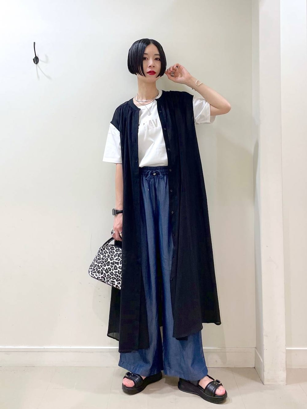「ワイドパンツ、春コーデ、夏コーデ、春夏コーデ、ネックレス、Tシャツ、ワンピース、デニムパンツ、パンツ、高見え、若見え、着痩せ・細見え、ママコーデ、楽ちんコーデ、普通_GLOBAL WORK」｜「GLOBAL WORKのスペ軽お財布ショルダー/132336（ショルダーバッグ、その他）」を使った、るんるんさん（レディース・168cm）の春コーディネートの1枚目の写真