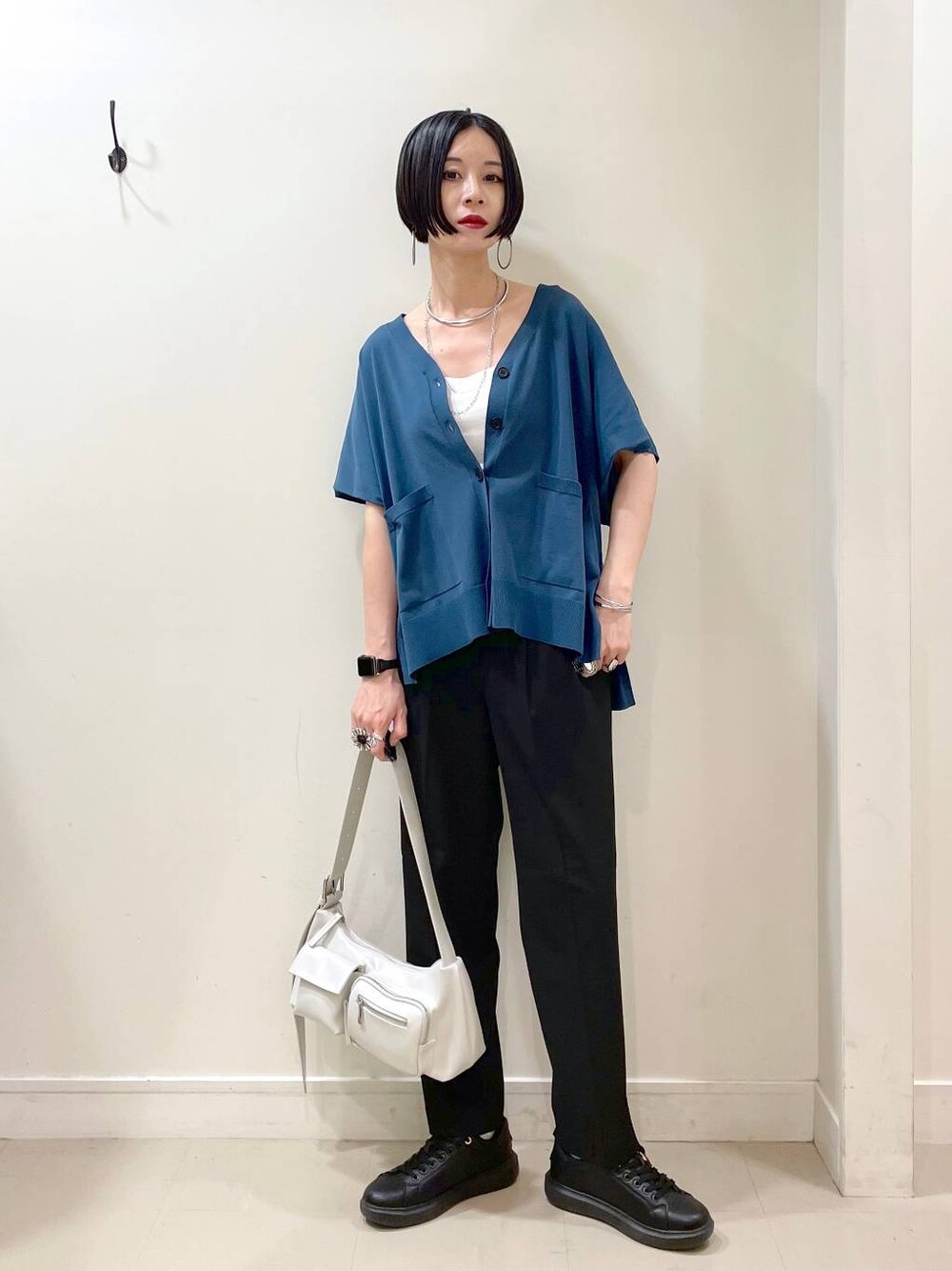 「カーディガン、キャミソール、カップ付きインナー、テーパードパンツ、パンツ、ネックレス、スニーカー、ショルダーバッグ、春コーデ、高見え、若見え、着痩せ・細見え、ママコーデ、楽ちんコーデ、普通_GLOBAL WORK」｜「GLOBAL WORKのエアかるコートスニーカー/135742（スニーカー、ブラック系）」を使った、るんるんさん（レディース・168cm）の春コーディネートの1枚目の写真