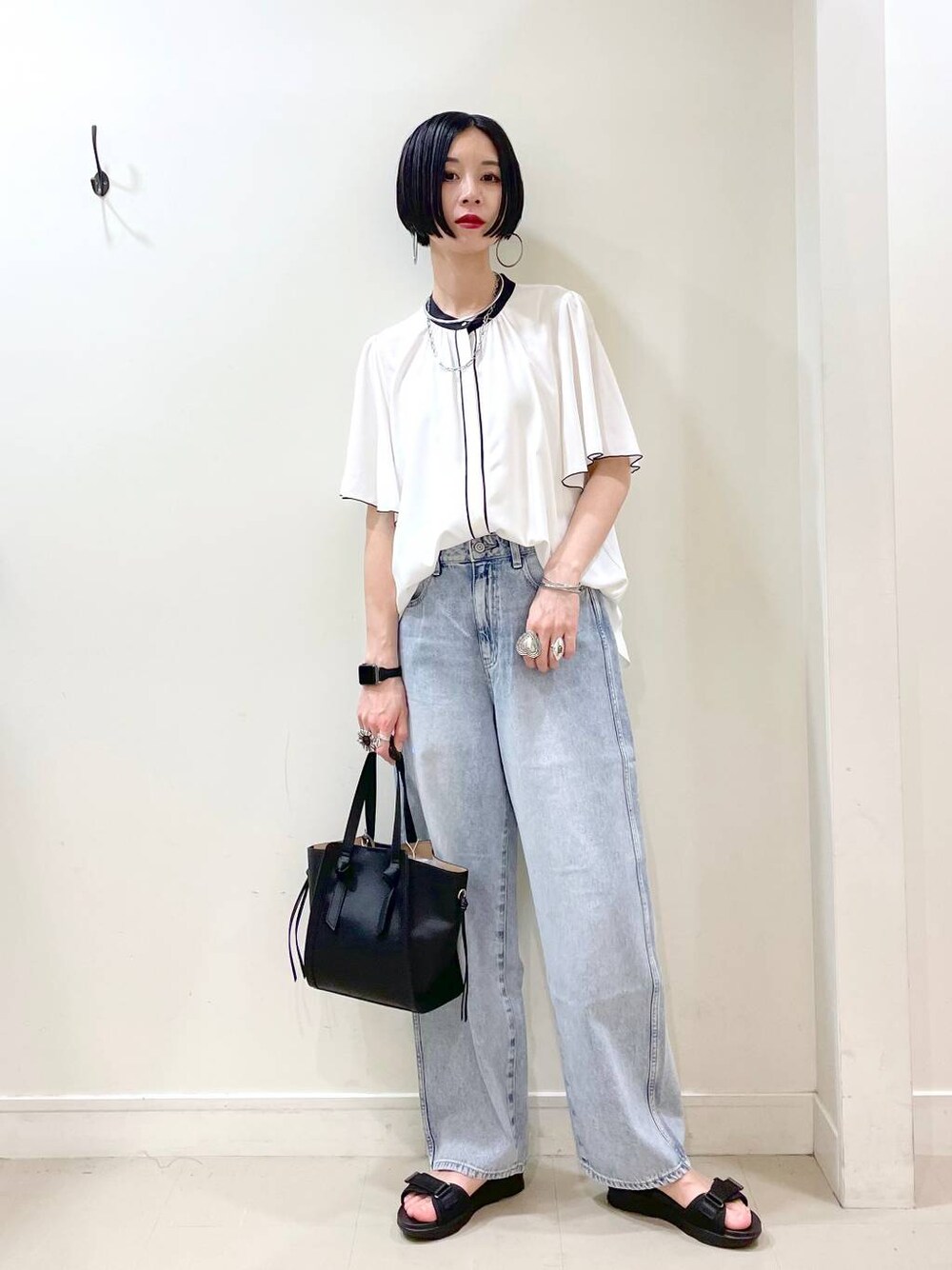 「高見え、若見え、着痩せ・細見え、ママコーデ、楽ちんコーデ、普通_GLOBAL WORK、高身長、体型カバー、GLOBAL WORK、シンプルコーデ、大人カジュアル、ブラウス、デニムパンツ、パンツ、ショルダーバッグ」｜「GLOBAL WORKのGOODデニムバギーパンツ/118365（デニムパンツ、ブルー系）」を使った、るんるんさん（レディース・168cm）の春コーディネートの1枚目の写真