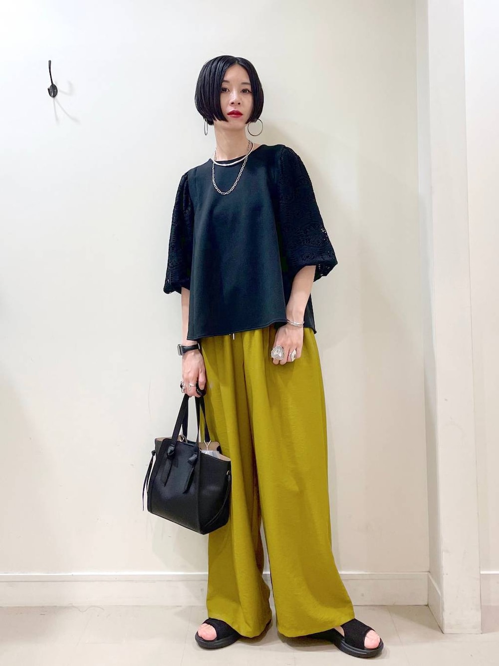 「高見え、若見え、着痩せ・細見え、ママコーデ、楽ちんコーデ、普通_GLOBAL WORK、高身長、体型カバー、GLOBAL WORK、シンプルコーデ、大人カジュアル、Tシャツ、ワイドパンツ、パンツ、ネックレス」｜「GLOBAL WORKのスペ軽変形3WAYBAG/234491（ショルダーバッグ、ブラック系）」を使った、るんるんさん（レディース・168cm）の春コーディネートの1枚目の写真