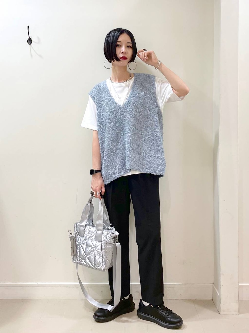 「高見え、若見え、着痩せ・細見え、ママコーデ、楽ちんコーデ、普通_GLOBAL WORK、高身長、体型カバー、GLOBAL WORK、シンプルコーデ、大人カジュアル、Tシャツ、ベスト、テーパードパンツ、パンツ」｜「GLOBAL WORKのウツクシルエットテーパードパンツ/133595（その他パンツ、ブラック系）」を使った、るんるんさん（レディース・168cm）の春コーディネートの1枚目の写真