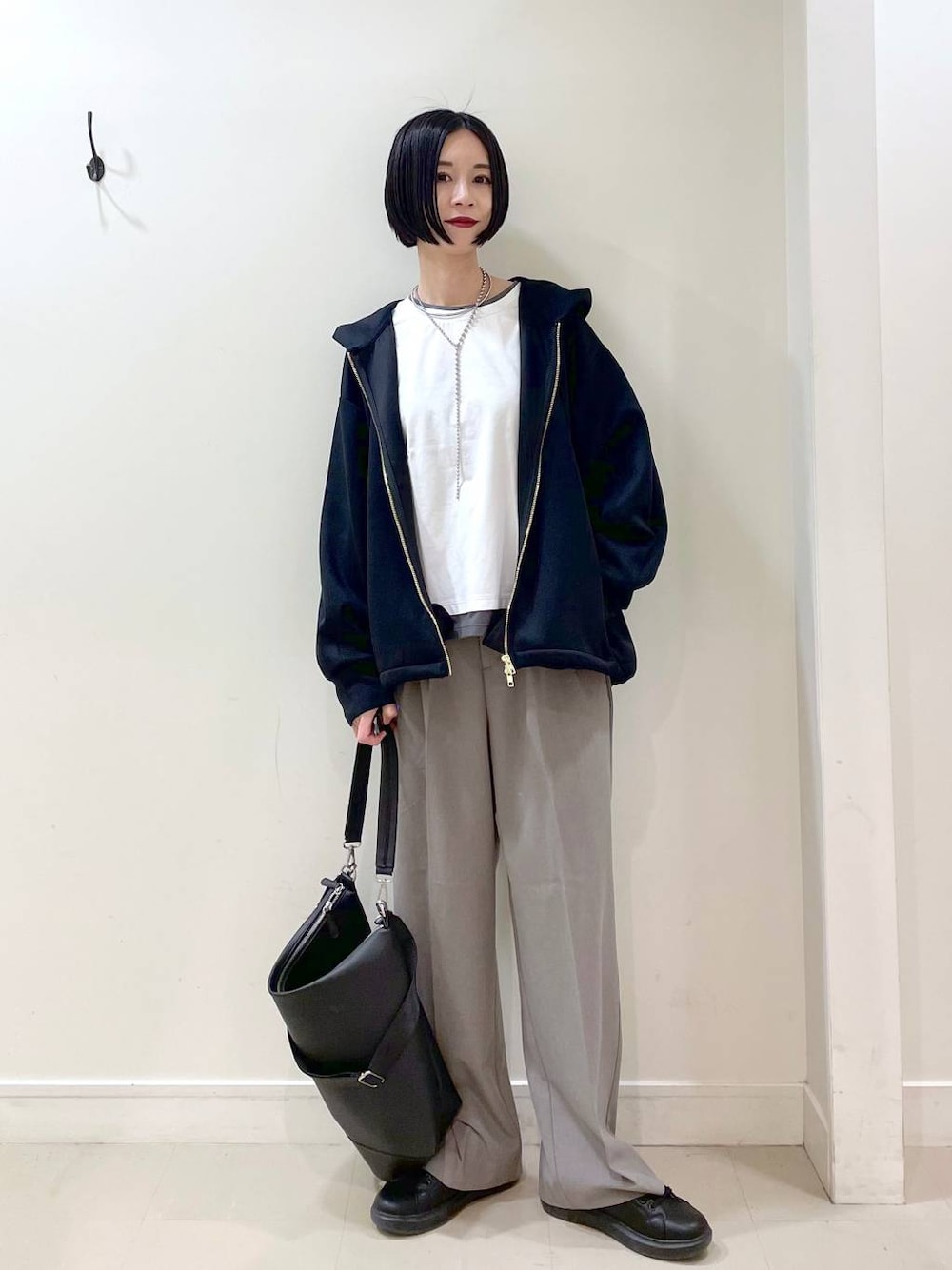 「高見え、若見え、着痩せ・細見え、ママコーデ、普通_GLOBAL WORK、高身長、GLOBAL WORK、パーカー、Tシャツ、ロンT、ワイドパンツ、楽ちんコーデ、体型カバー、パンツ、スニーカー」｜「GLOBAL WORKのステンレスボールY字ネックレス/106439（ネックレス、シルバー系）」を使った、るんるんさん（レディース・168cm）の春コーディネートの1枚目の写真