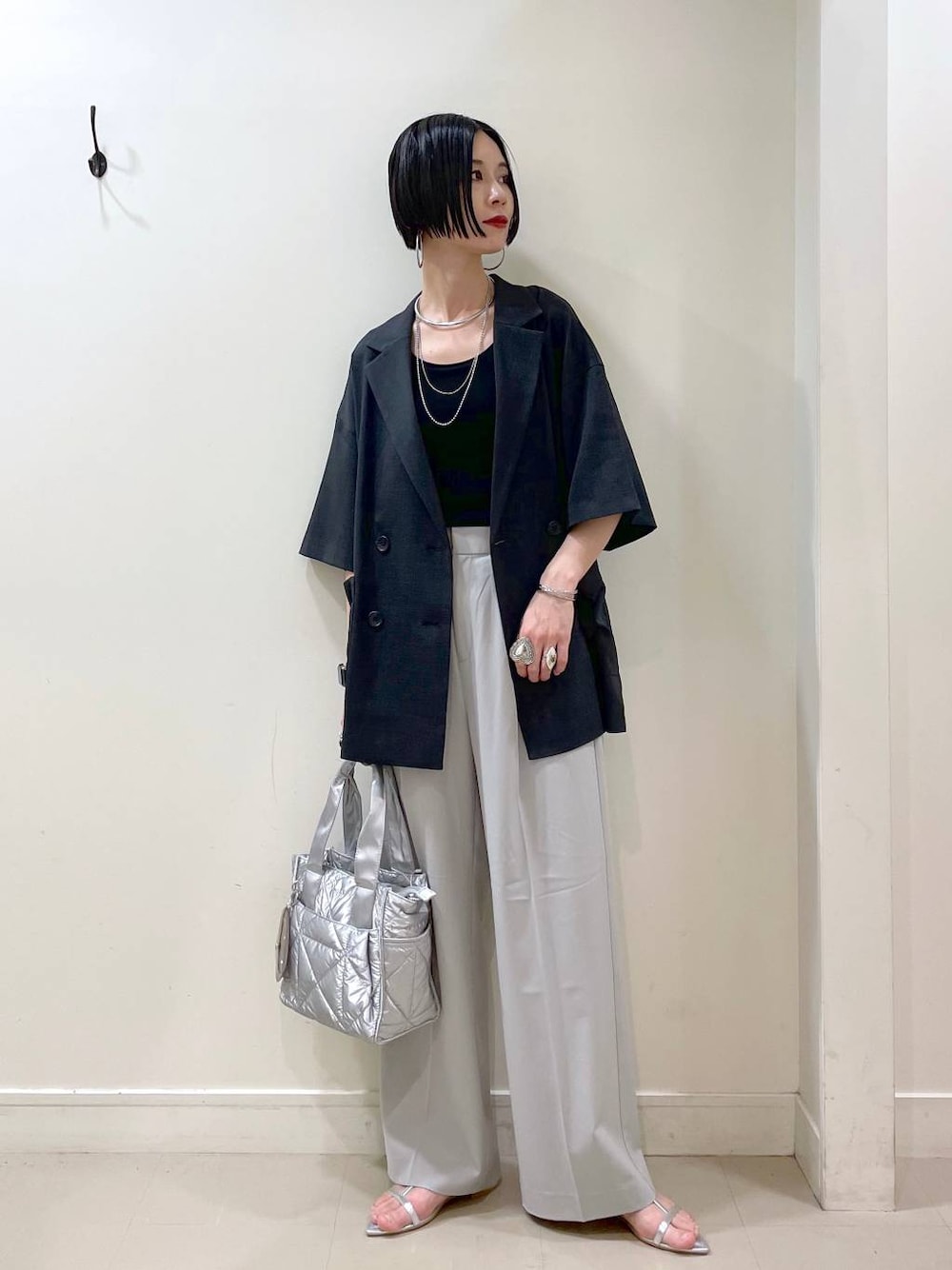 「高見え、若見え、着痩せ・細見え、ママコーデ、楽ちんコーデ、普通_GLOBAL WORK、高身長、体型カバー、GLOBAL WORK、シンプルコーデ、大人カジュアル、ジャケット、ジャケットスタイル、キャミソール、ワイドパンツ」｜「GLOBAL WORKの推しごとキルティング2WAYトート/286286（トートバッグ、シルバー系）」を使った、るんるんさん（レディース・168cm）の春コーディネートの1枚目の写真