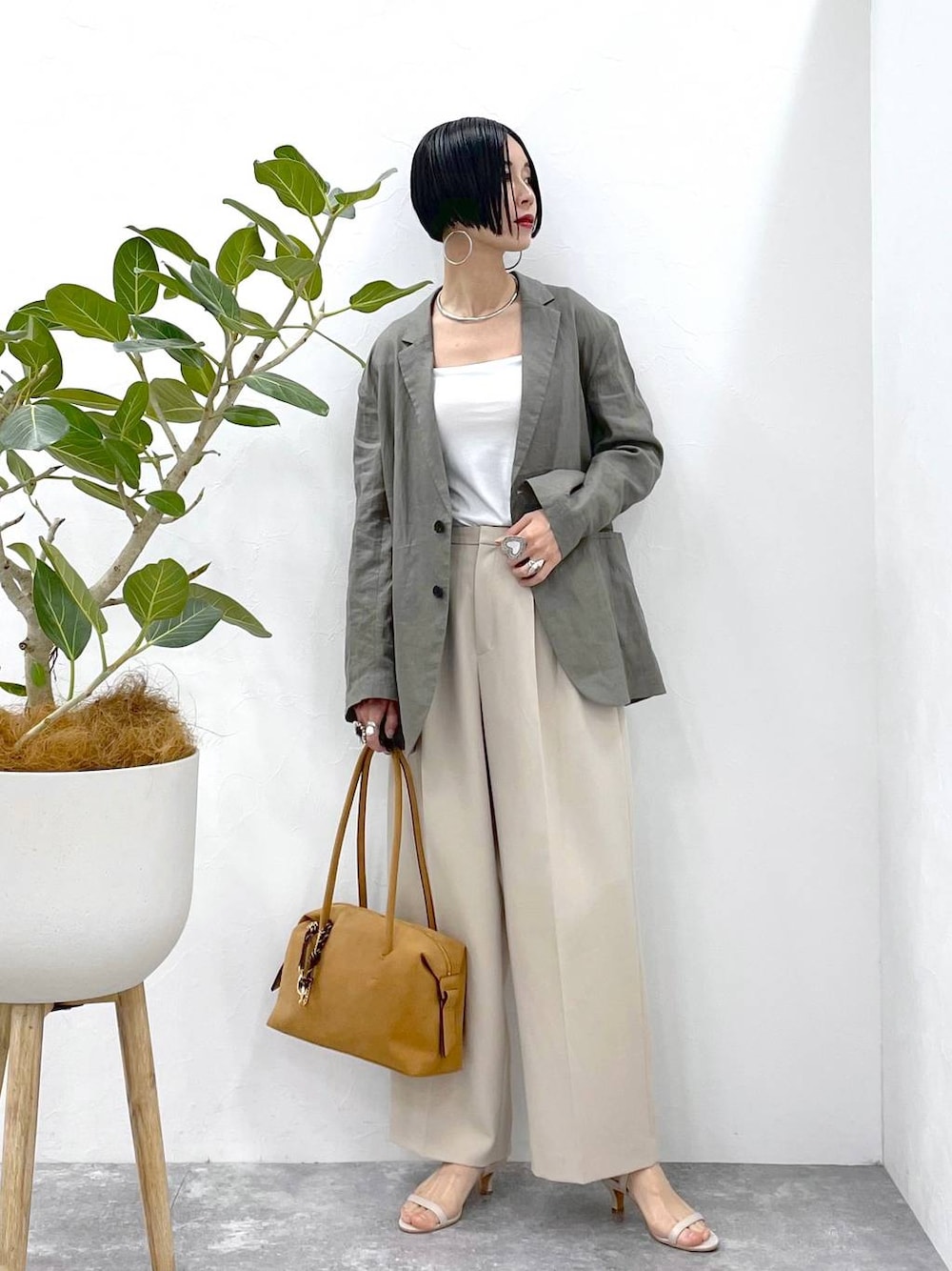 「大人カジュアル、高見え、若見え、着痩せ・細見え、ママコーデ、楽ちんコーデ、普通_GLOBAL WORK、高身長、体型カバー、GLOBAL WORK、シンプルコーデ、STERNBERG、ジャケット、キャミソール、カップ付きインナー」｜「STERNBERGの3タックワイドパンツ（スラックス、ベージュ系）」を使った、るんるんさん（レディース・168cm）の夏コーディネートの1枚目の写真