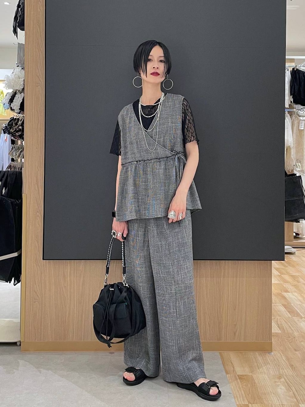 ブラック系のTシャツ/カットソー、ブラック系のサンダル、ブラック系のその他パンツを着用したレディースの夏コーディネートの1枚目の写真