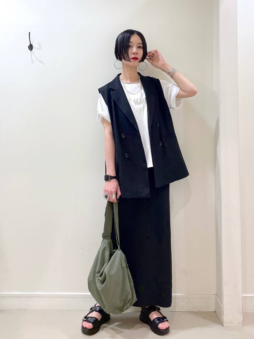 「高見え、若見え、着痩せ・細見え、ママコーデ、楽ちんコーデ、普通_GLOBAL WORK、高身長、体型カバー、GLOBAL WORK、シンプルコーデ、大人カジュアル、Tシャツ、ベスト、スカート、ネックレス」｜「GLOBAL WORKのリッチクリーンプリントT半袖/147640（Tシャツ/カットソー、ホワイト系）」を使った、るんるんさん（レディース・168cm）の夏コーディネートの1枚目の写真