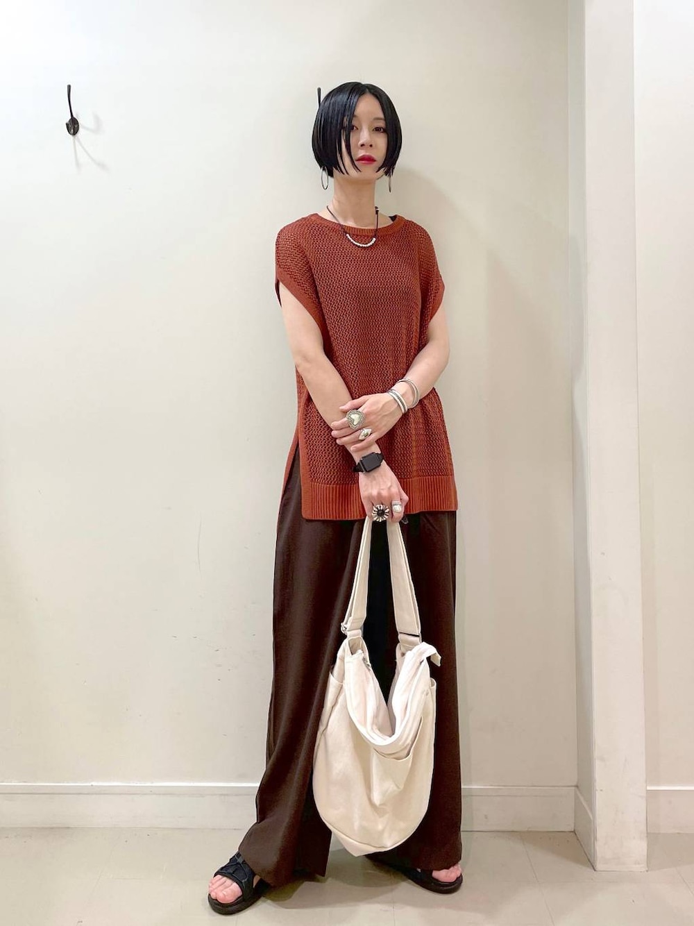 「GLOBAL WORK、シンプルコーデ、高見え、若見え、着痩せ・細見え、ママコーデ、楽ちんコーデ、普通_GLOBAL WORK、高身長、体型カバー、大人カジュアル、ワイドパンツ、パンツ、ネックレス、サンダル」｜「GLOBAL WORKのアップルウォッチ/合皮バンド/160631（デジタル腕時計、ブラック系）」を使った、るんるんさん（レディース・168cm）の夏コーディネートの1枚目の写真
