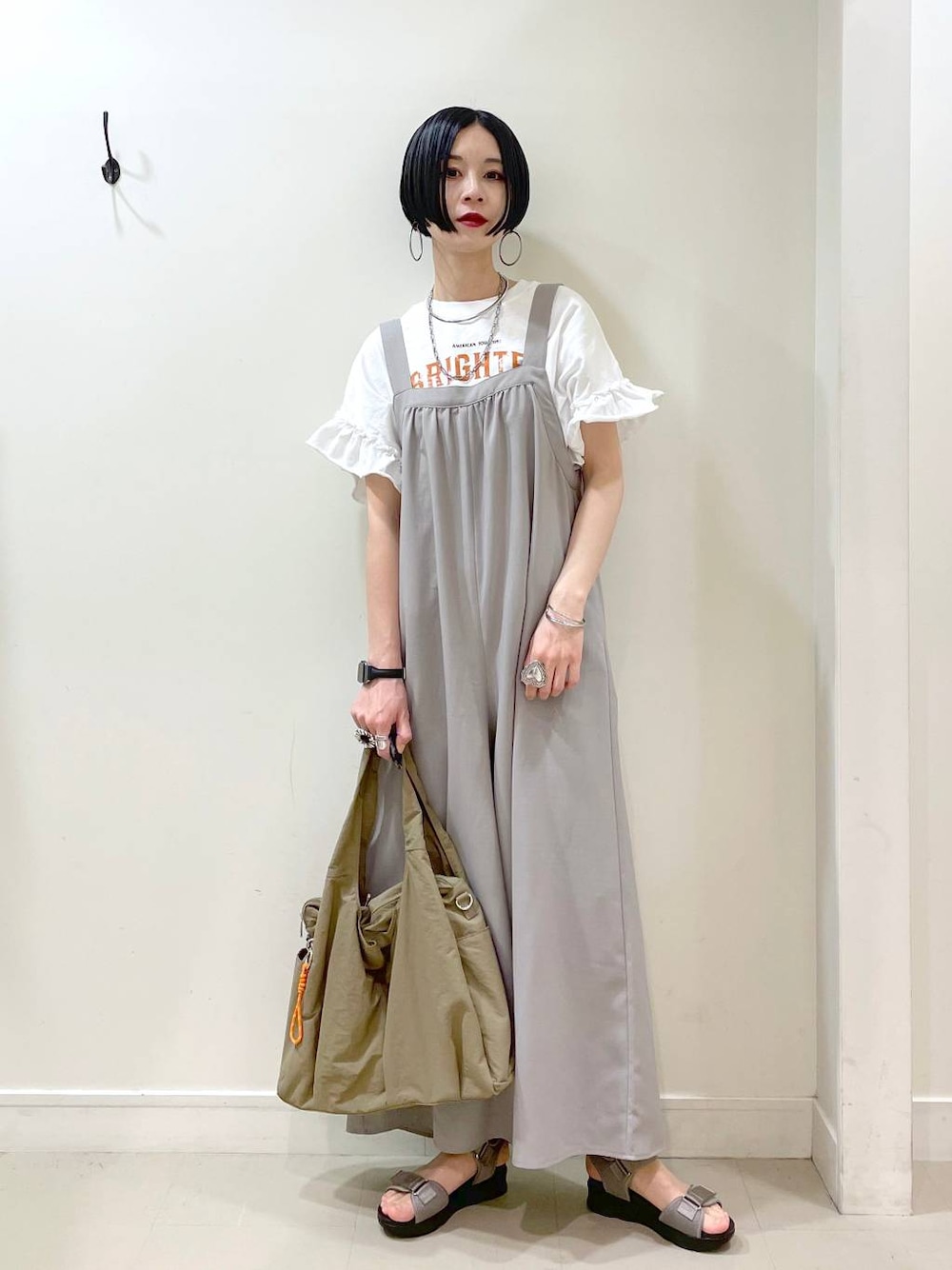 「ママコーデ、楽ちんコーデ、普通_GLOBAL WORK、高身長、体型カバー、GLOBAL WORK、シンプルコーデ、大人カジュアル、高見え、若見え、着痩せ・細見え、Tシャツ、サロペット、パンツ、ワイドパンツ」｜「GLOBAL WORKの撥水軽量2WAYポケットファスナートート/308329（トートバッグ、グリーン系）」を使った、るんるんさん（レディース・168cm）の春コーディネートの1枚目の写真