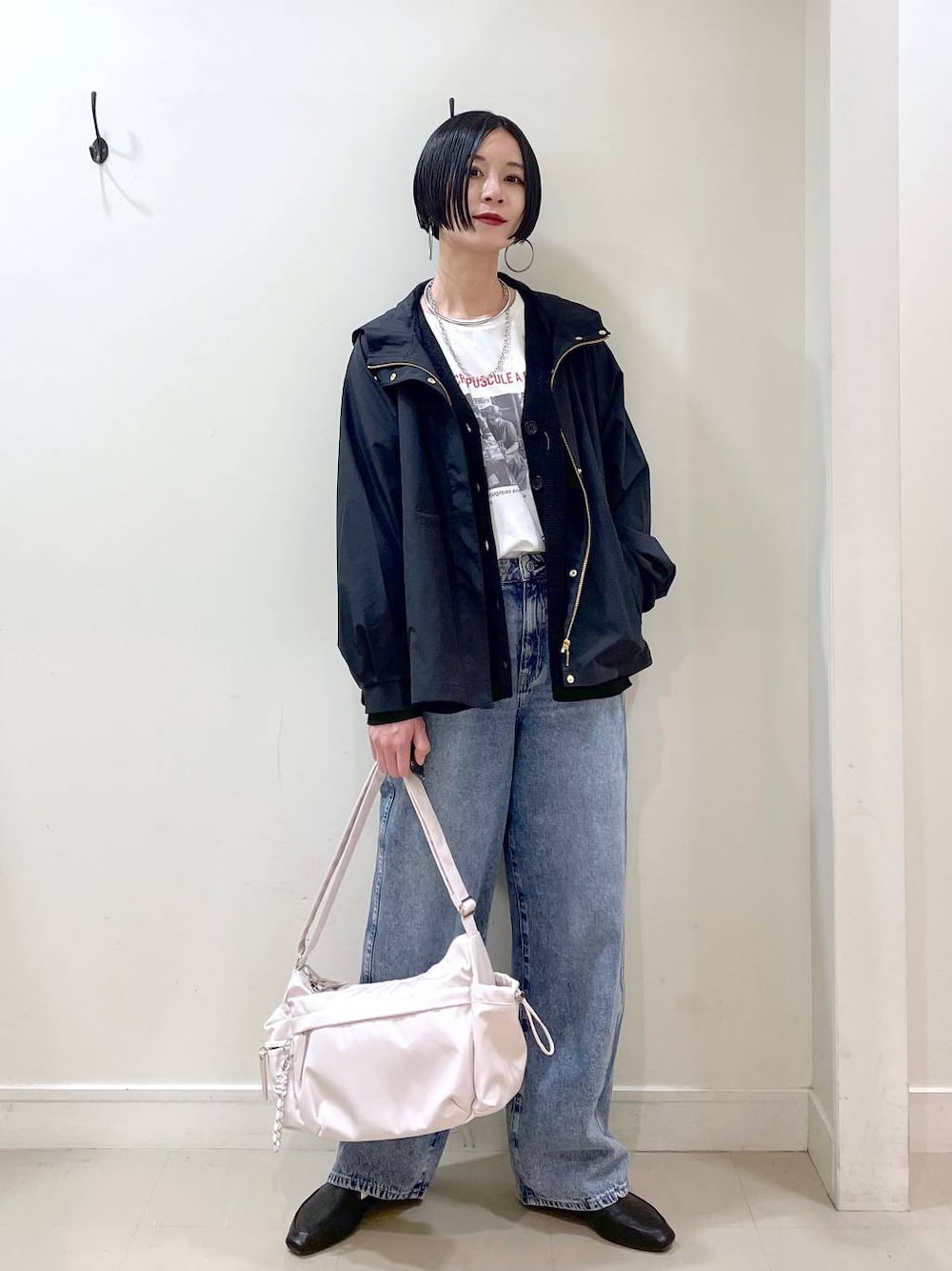 「楽ちんコーデ、普通_GLOBAL WORK、高身長、体型カバー、シンプルコーデ、マウンテンパーカー、アウター、春コーデ、カーディガン、Tシャツ、ネックレス、高見え、若見え、着痩せ・細見え、ママコーデ」｜「GLOBAL WORKのGOODデニムバギーパンツ/118365（デニムパンツ、ブルー系）」を使った、るんるんさん（レディース・168cm）の春コーディネートの1枚目の写真