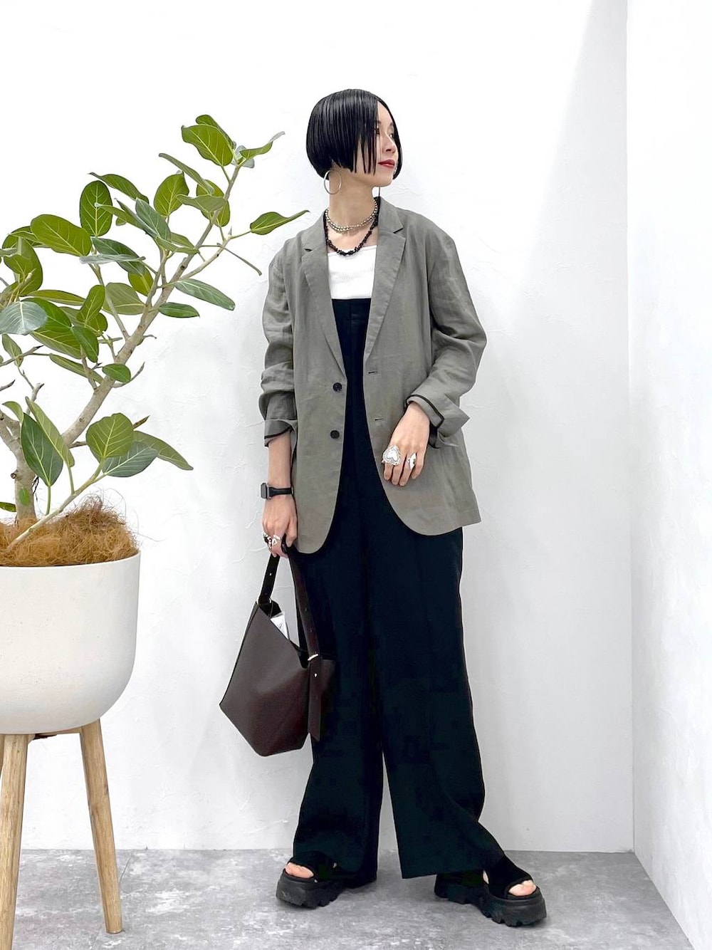 「高見え、若見え、着痩せ・細見え、ママコーデ、楽ちんコーデ、普通_GLOBAL WORK、高身長、体型カバー、GLOBAL WORK、シンプルコーデ、大人カジュアル、ジャケット、タンクトップ、サロペット、ワイドパンツ」｜「GLOBAL WORKのステンレスボールY字ネックレス/106439（ネックレス、シルバー系）」を使った、るんるんさん（レディース・168cm）の夏コーディネートの1枚目の写真