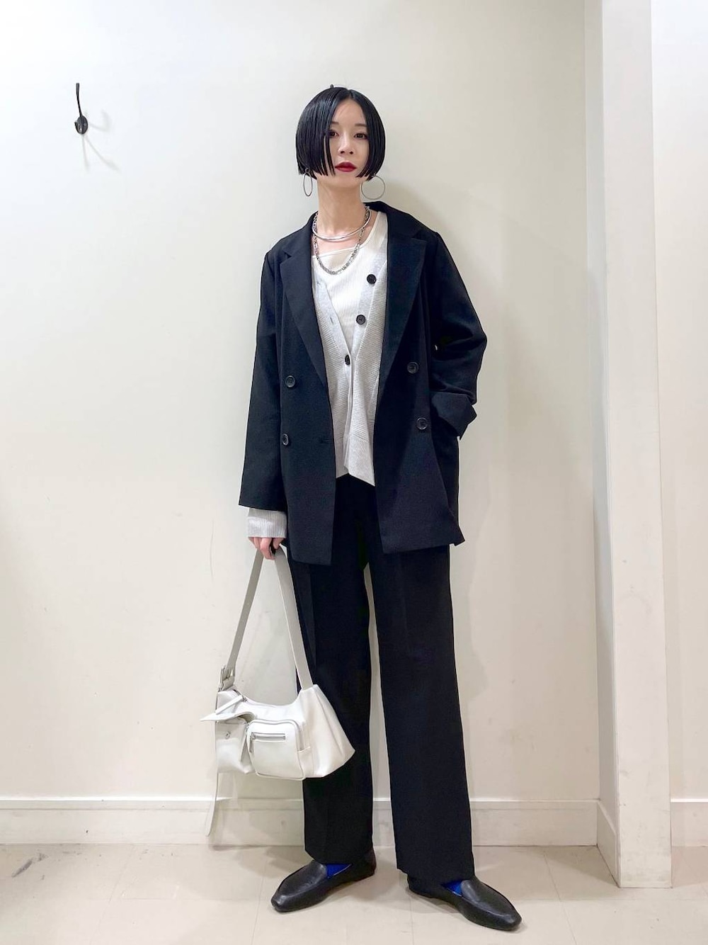 「ジャケット、ジャケットスタイル、カーディガン、タンクトップ、セットアップ、楽ちんコーデ、体型カバー、春コーデ、ネックレス、ショルダーバッグ、バッグ、高見え、若見え、着痩せ・細見え、ママコーデ」｜「GLOBAL WORKのらくっション踏めるバブーシュ/136007（その他シューズ、ブラック系）」を使った、るんるんさん（レディース・168cm）の春コーディネートの1枚目の写真