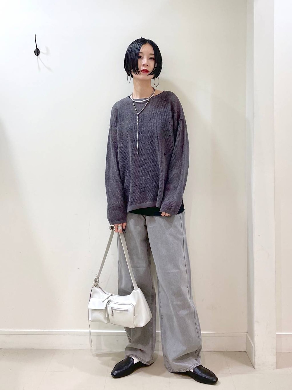 「高見え、若見え、着痩せ・細見え、ママコーデ、楽ちんコーデ、普通_GLOBAL WORK、高身長、体型カバー、GLOBAL WORK、シンプルコーデ、大人カジュアル、タンクトップ、デニムパンツ、パンツ、ネックレス」｜「GLOBAL WORKのGOODデニムバギーパンツ/118365（デニムパンツ、グレー系）」を使った、るんるんさん（レディース・168cm）の春コーディネートの1枚目の写真