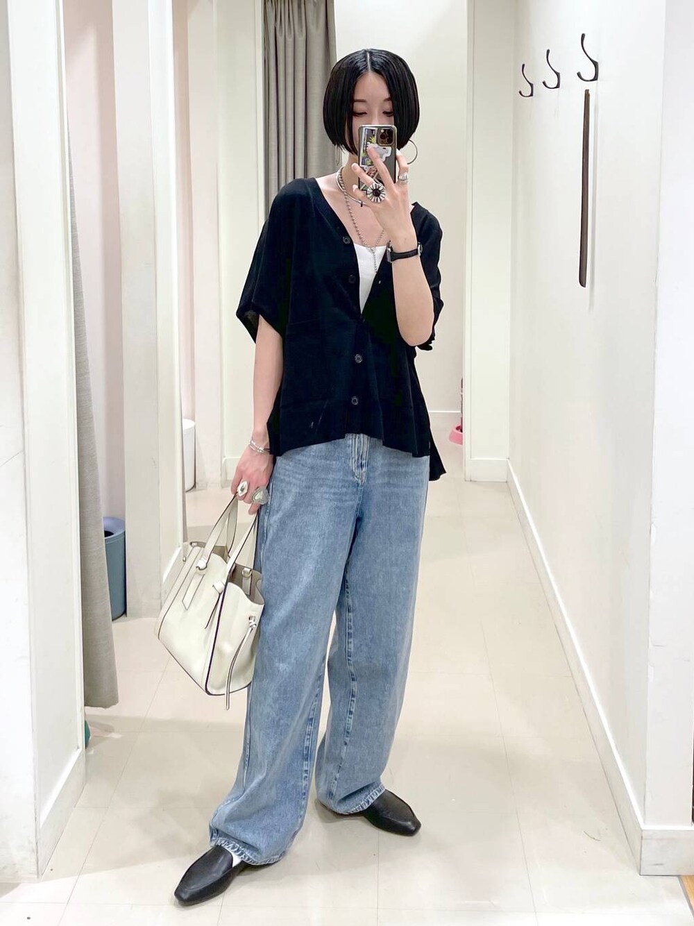 「高見え、若見え、着痩せ・細見え、ママコーデ、楽ちんコーデ、普通_GLOBAL WORK、高身長、体型カバー、GLOBAL WORK、シンプルコーデ、大人カジュアル、カーディガン、キャミソール、デニムパンツ、パンツ」｜「GLOBAL WORKのGOODデニムバギーパンツ/118365（デニムパンツ、ブルー系）」を使った、るんるんさん（レディース・168cm）の春コーディネートの1枚目の写真