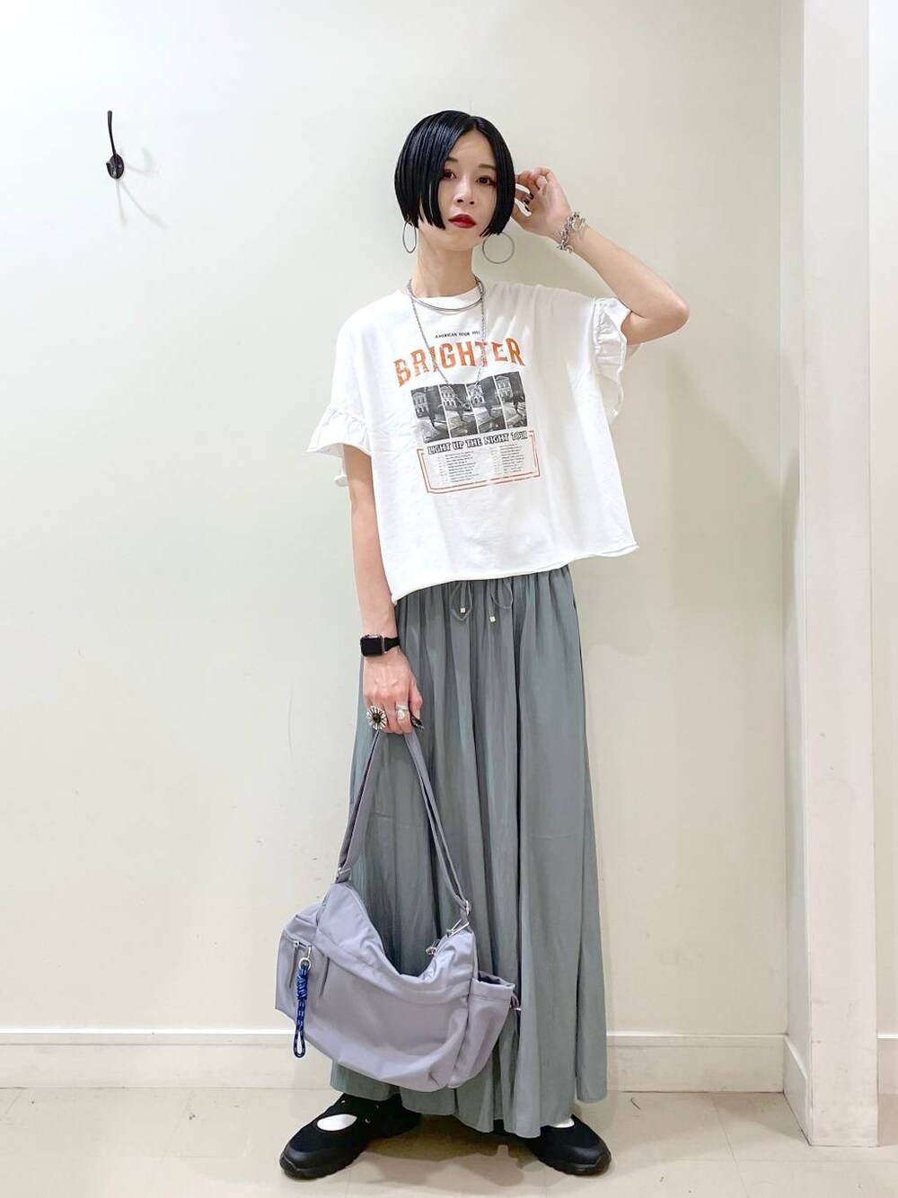 「高見え、若見え、着痩せ・細見え、ママコーデ、楽ちんコーデ、普通_GLOBAL WORK、高身長、体型カバー、GLOBAL WORK、シンプルコーデ、大人カジュアル、Tシャツ、ワイドパンツ、パンツ、春コーデ」｜「GLOBAL WORKのエアかるクッションベルトスニーカー/102313（スニーカー、ブラック系）」を使った、るんるんさん（レディース・168cm）の春コーディネートの1枚目の写真