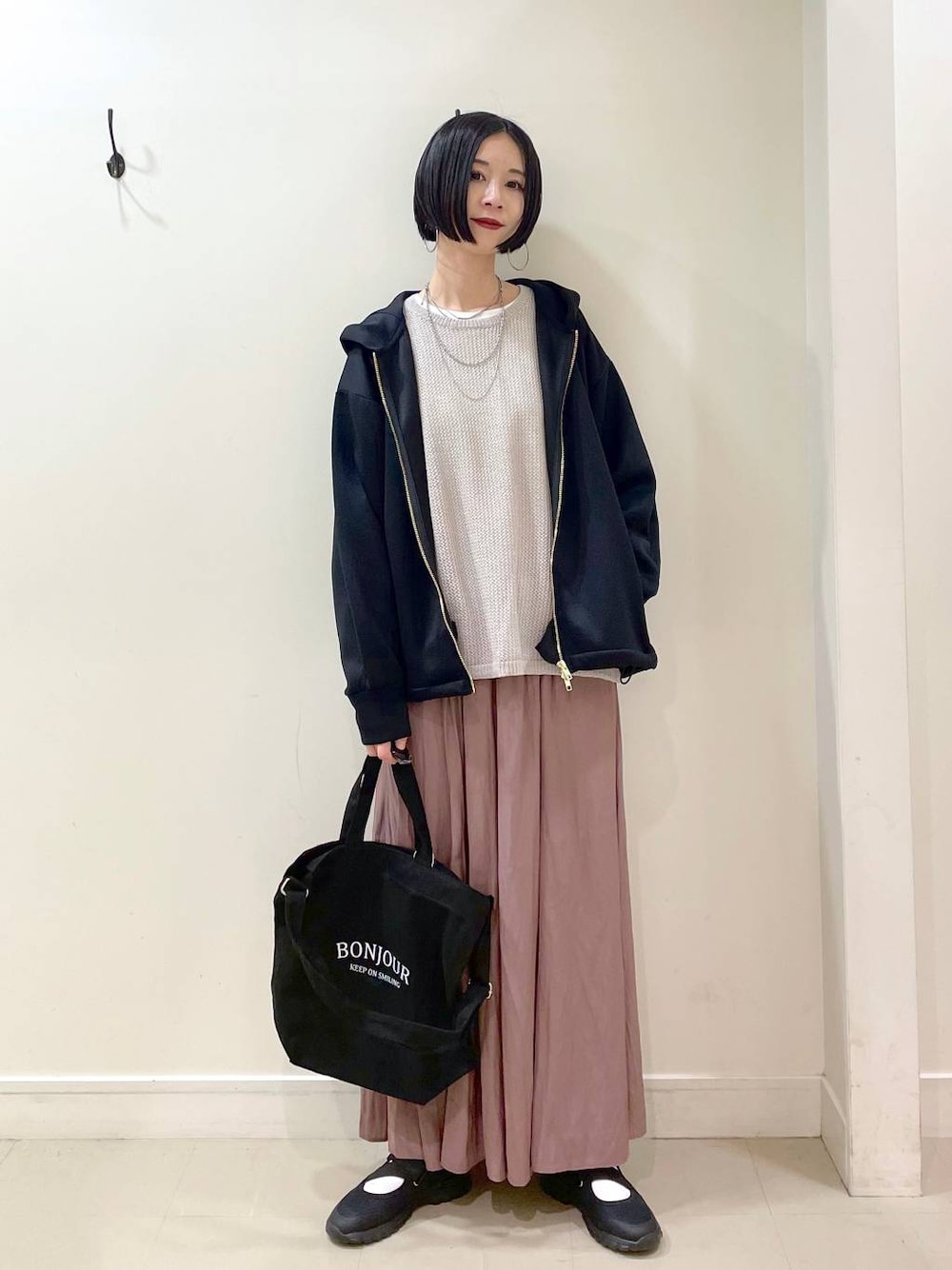 「若見え、着痩せ・細見え、普通_GLOBAL WORK、高身長、GLOBAL WORK、パーカー、ワイドパンツ、パンツ、楽ちんコーデ、ネックレス、ショルダーバッグ、スニーカー、春コーデ、高見え、ママコーデ」｜「GLOBAL WORKのエアかるクッションベルトスニーカー/102313（スニーカー、ブラック系）」を使った、るんるんさん（レディース・168cm）の春コーディネートの1枚目の写真