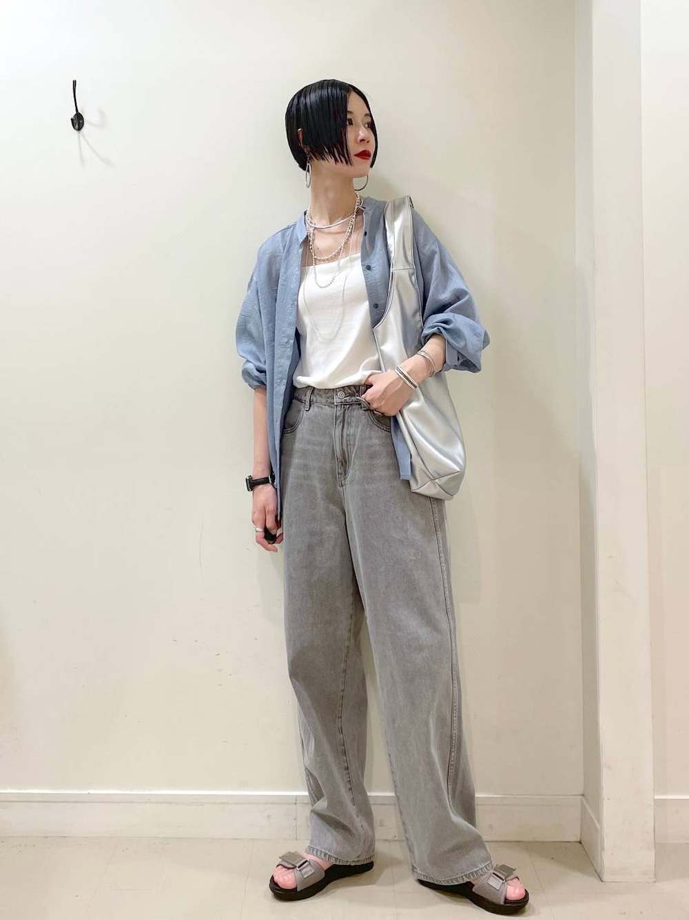 「GLOBAL WORK、シンプルコーデ、大人カジュアル、高見え、若見え、着痩せ・細見え、ママコーデ、楽ちんコーデ、普通_GLOBAL WORK、高身長、体型カバー、シャツ、キャミソール、デニムパンツ、パンツ」｜「GLOBAL WORKのGOODデニムバギーパンツ/118365（デニムパンツ、グレー系）」を使った、るんるんさん（レディース・168cm）の夏コーディネートの1枚目の写真