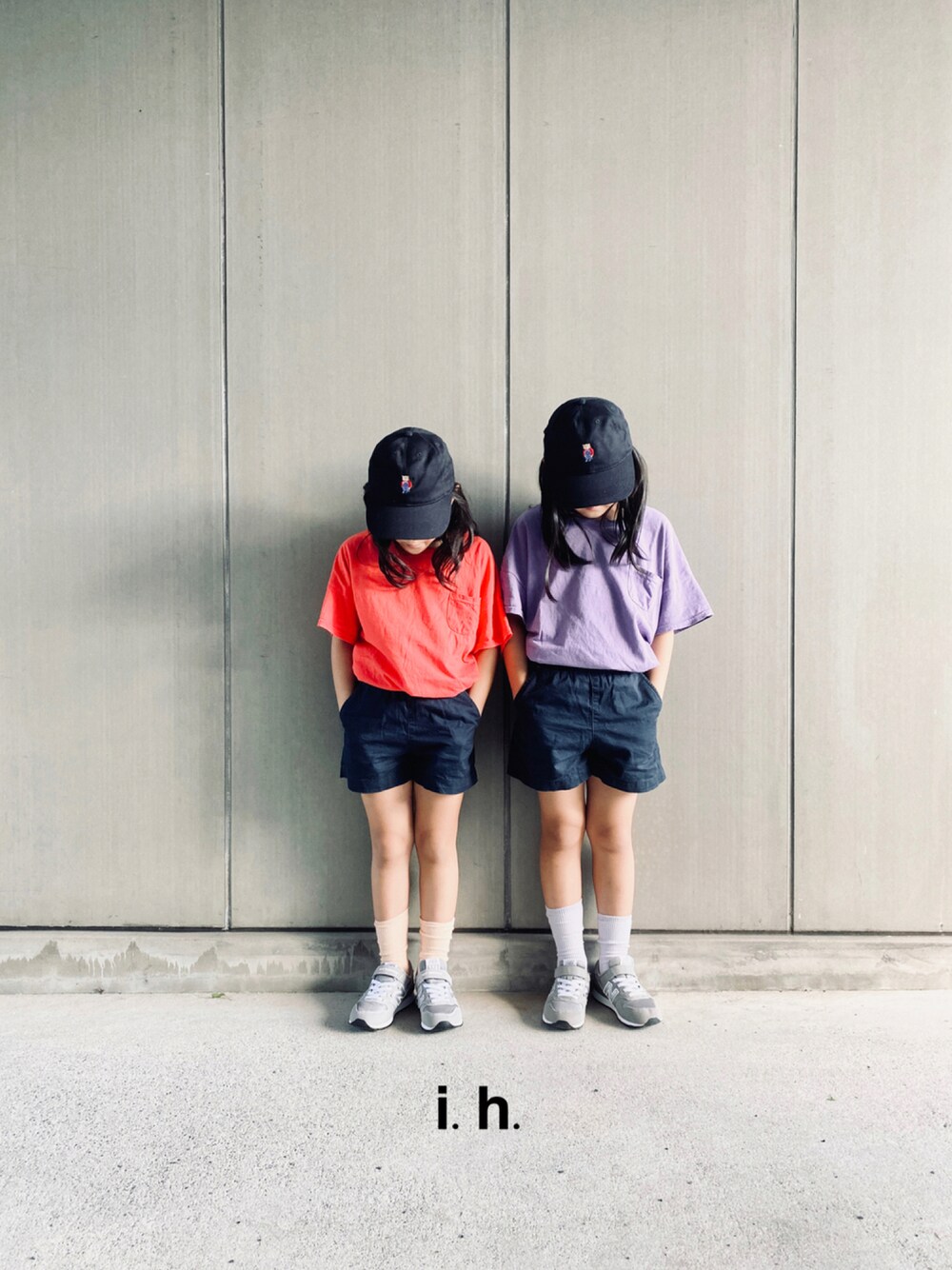 「スニーカー、キャップ、休日スタイル、キッズコーデ、おそろいコーデ、姉妹コーデ」｜「INFIELDER DESIGNの【SHIPS KIDS別注】INFIELDER DESIGN:キャット キャップ（キャップ、ブラック系）」を使った、ihiさん（キッズ・120cm）の秋コーディネートの1枚目の写真