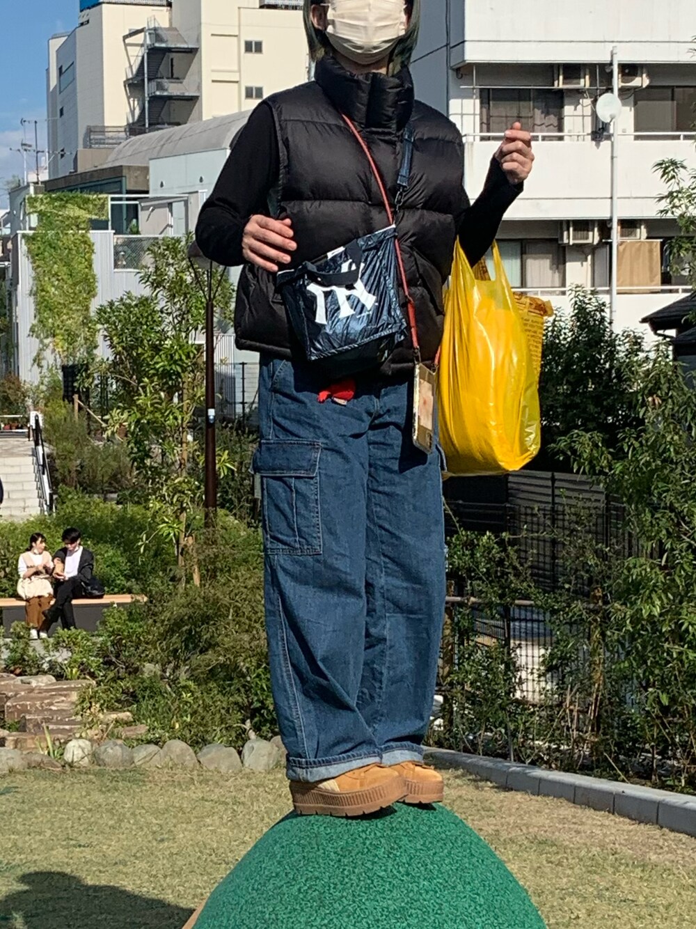 「ダウンベスト」｜「FREAK'S STOREのMLB × FREAK’S STORE/エムエルビー 別注NY 2WAY BAG/別注 ニューヨーク 2ウェイバッグ/メジャーリーグベースボール（ショルダーバッグ、ブルー系）」を使った、osaさん（レディース・155cm）の秋コーディネートの1枚目の写真