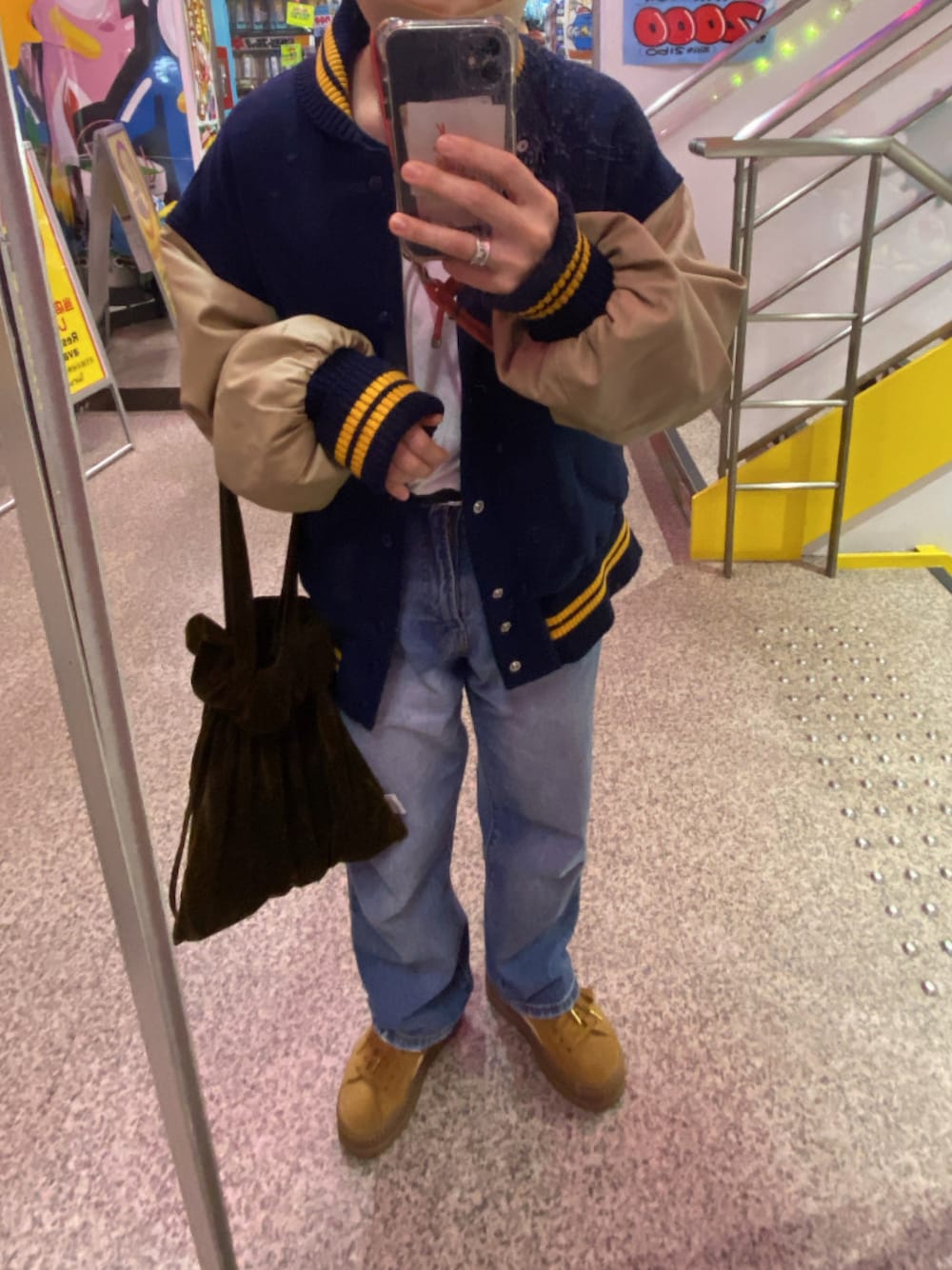「MOUSSYのOVERSIZED VERSITY JACKET（その他アウター、ブルー系）」を使った、osaさん（レディース・155cm）の冬コーディネートの1枚目の写真