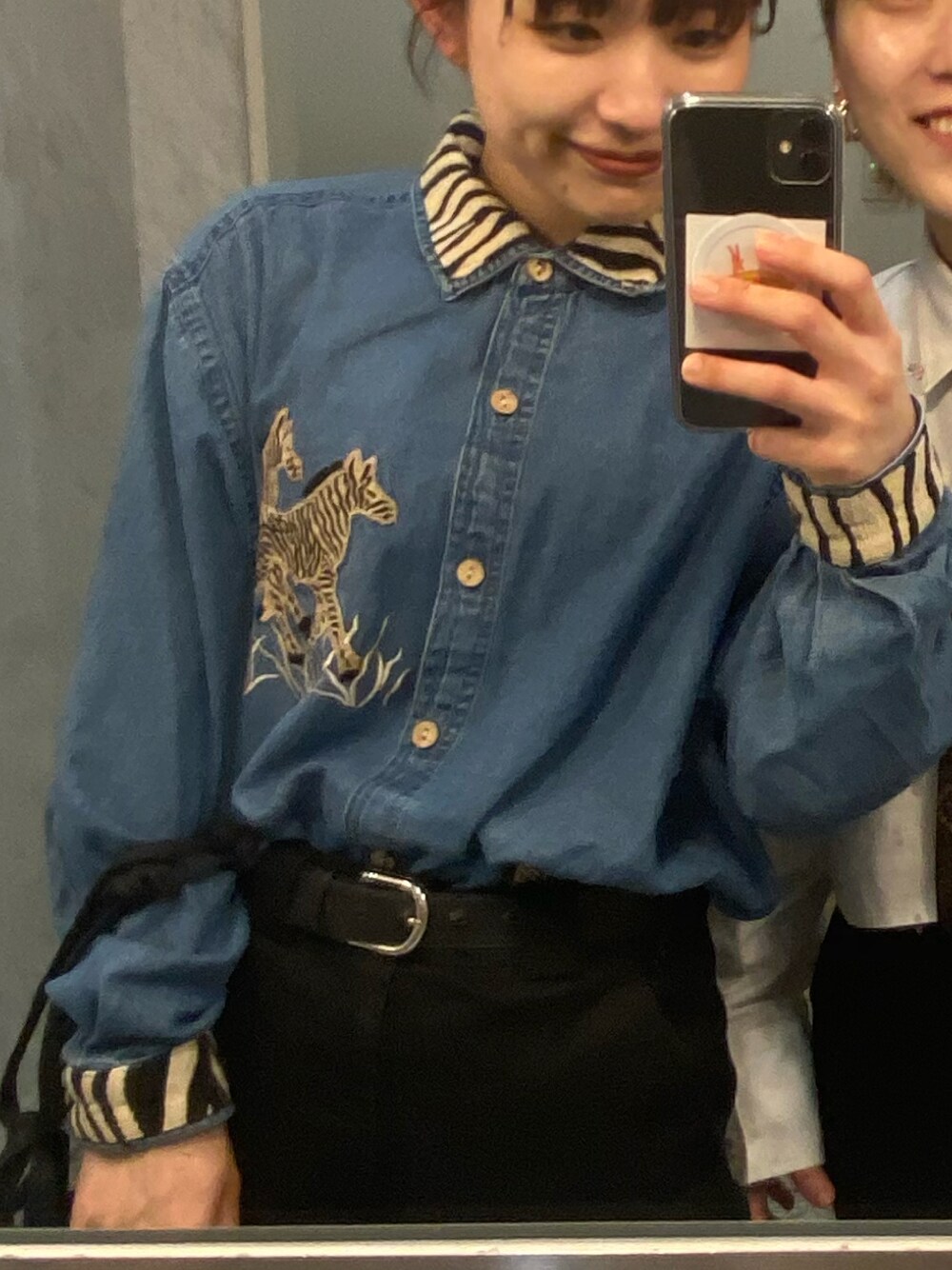 「VINTAGEのアイテム（シャツ/ブラウス、ブルー系）」を使った、osaさん（レディース・155cm）の春コーディネートの1枚目の写真
