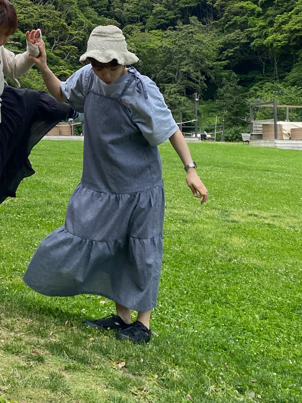 「kutirのチェックティアードキャミワンピース（ワンピース、ブルー系）」を使った、osaさん（レディース・155cm）の春コーディネートの1枚目の写真