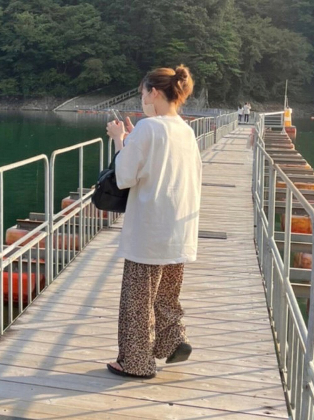 「レオパード」｜「niko and...のサラサラUVカットプリーツパンツ（その他パンツ、グレー系）」を使った、osaさん（レディース・155cm）の秋コーディネートの1枚目の写真