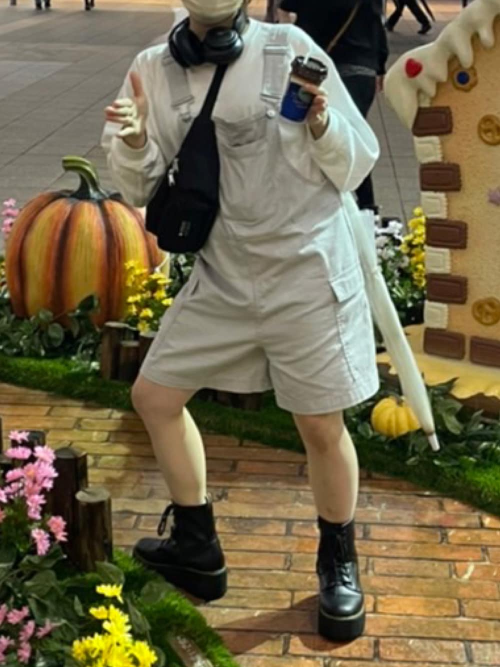 「H&Mのアイテム（サロペット/オーバーオール、グレー系）」を使った、osaさん（レディース・155cm）の秋コーディネートの1枚目の写真