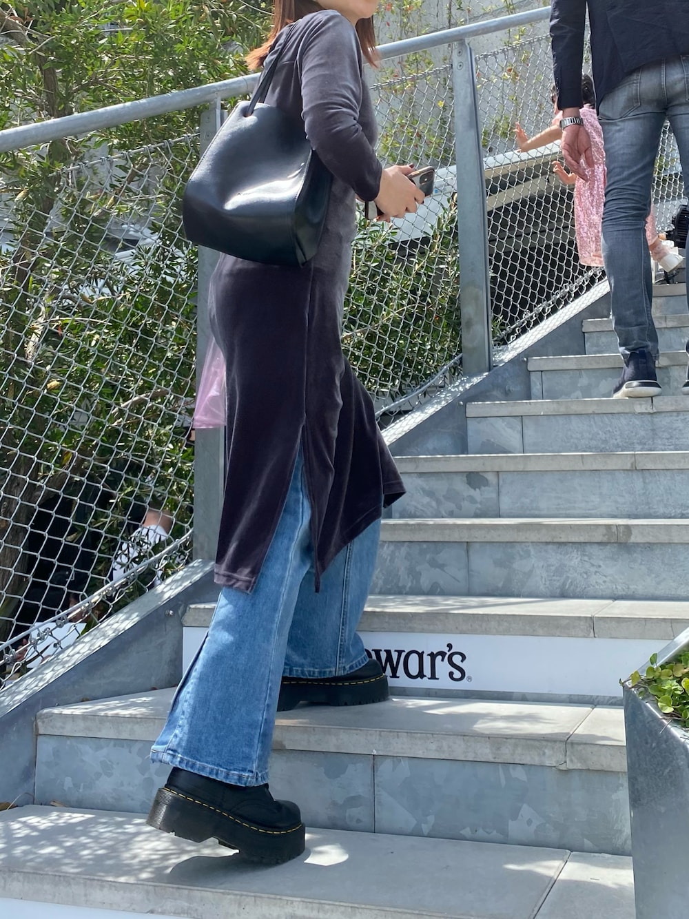 「Dr. MartensのDr. Martens/ドクターマーチン JADON 8ホールブーツ 15265001（ブーツ、ブラック系）」を使った、osaさん（レディース・155cm）の春コーディネートの1枚目の写真
