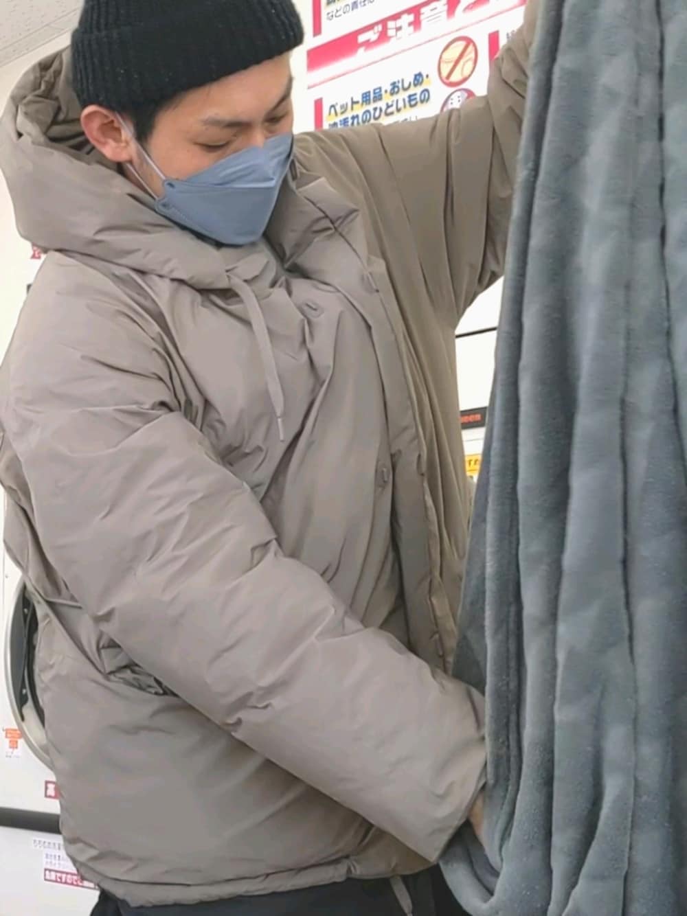 「コインランドリーにて。、おっさんの休日」｜「TEATORAのアイテム（ダウンジャケット/コート、ベージュ系）」を使った、THE 1987さん（メンズ・172cm）の冬コーディネートの1枚目の写真